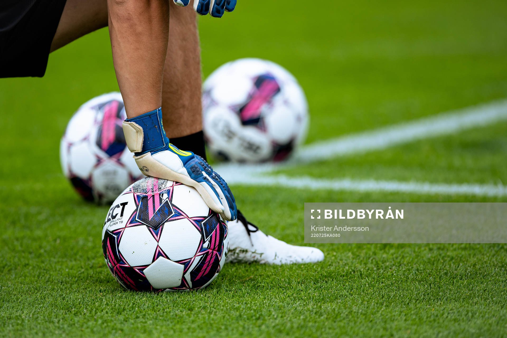 En fotboll före fotbollsmatchen i Allsvenskan mellan