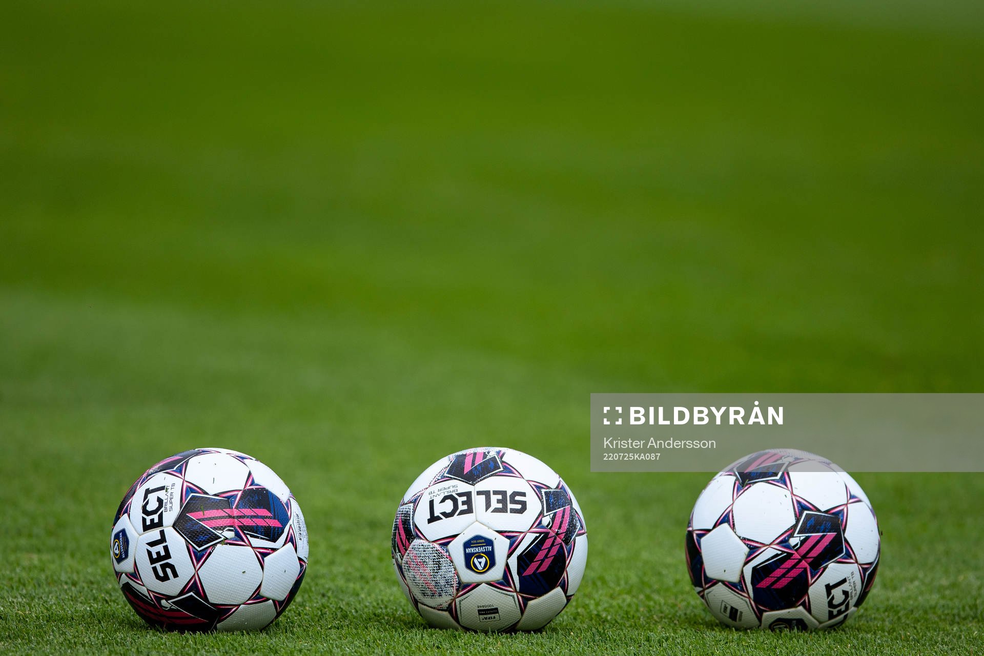Fotbollar före fotbollsmatchen i Allsvenskan mellan