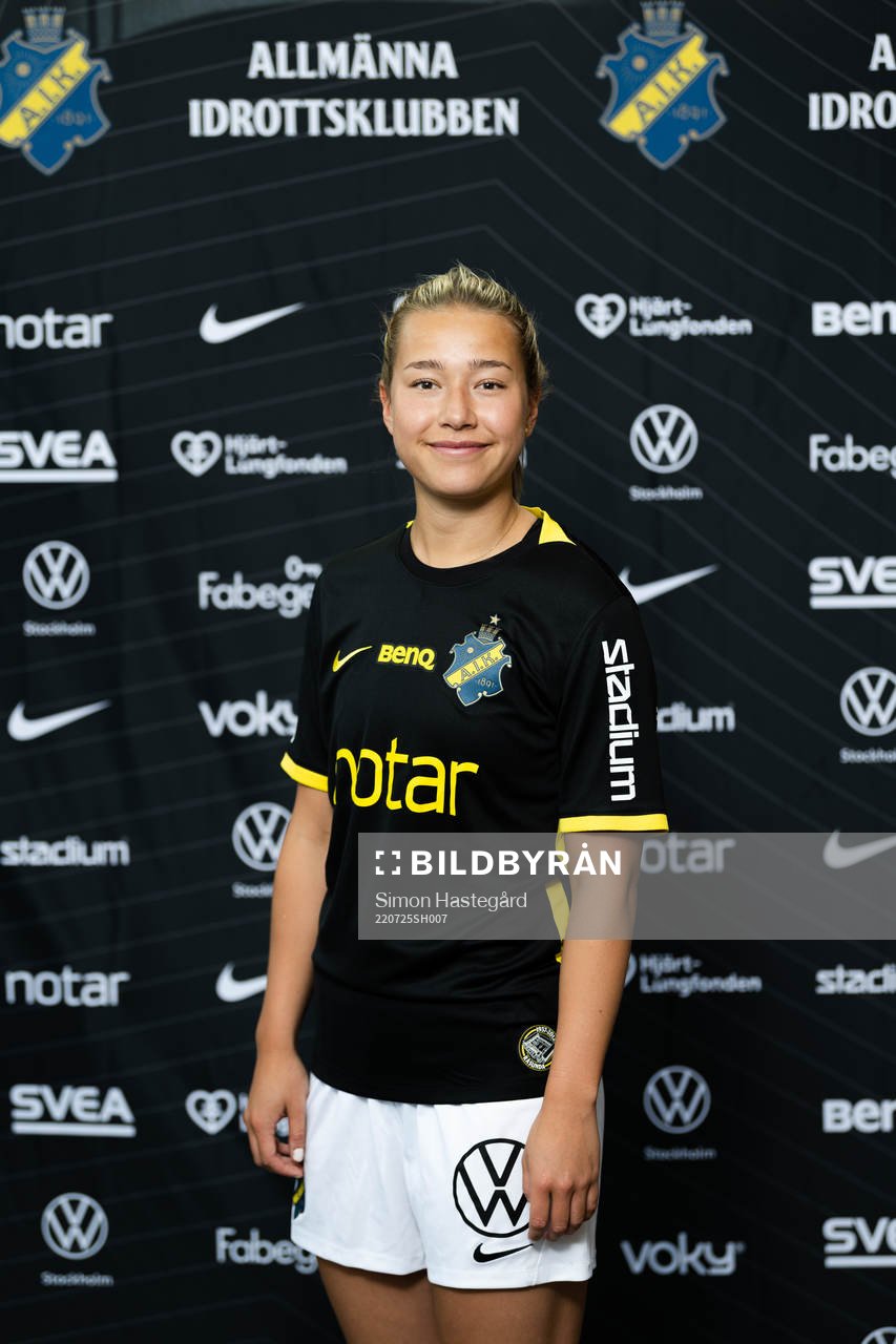 s nyförvärv Emma Engström poserer för porträtt