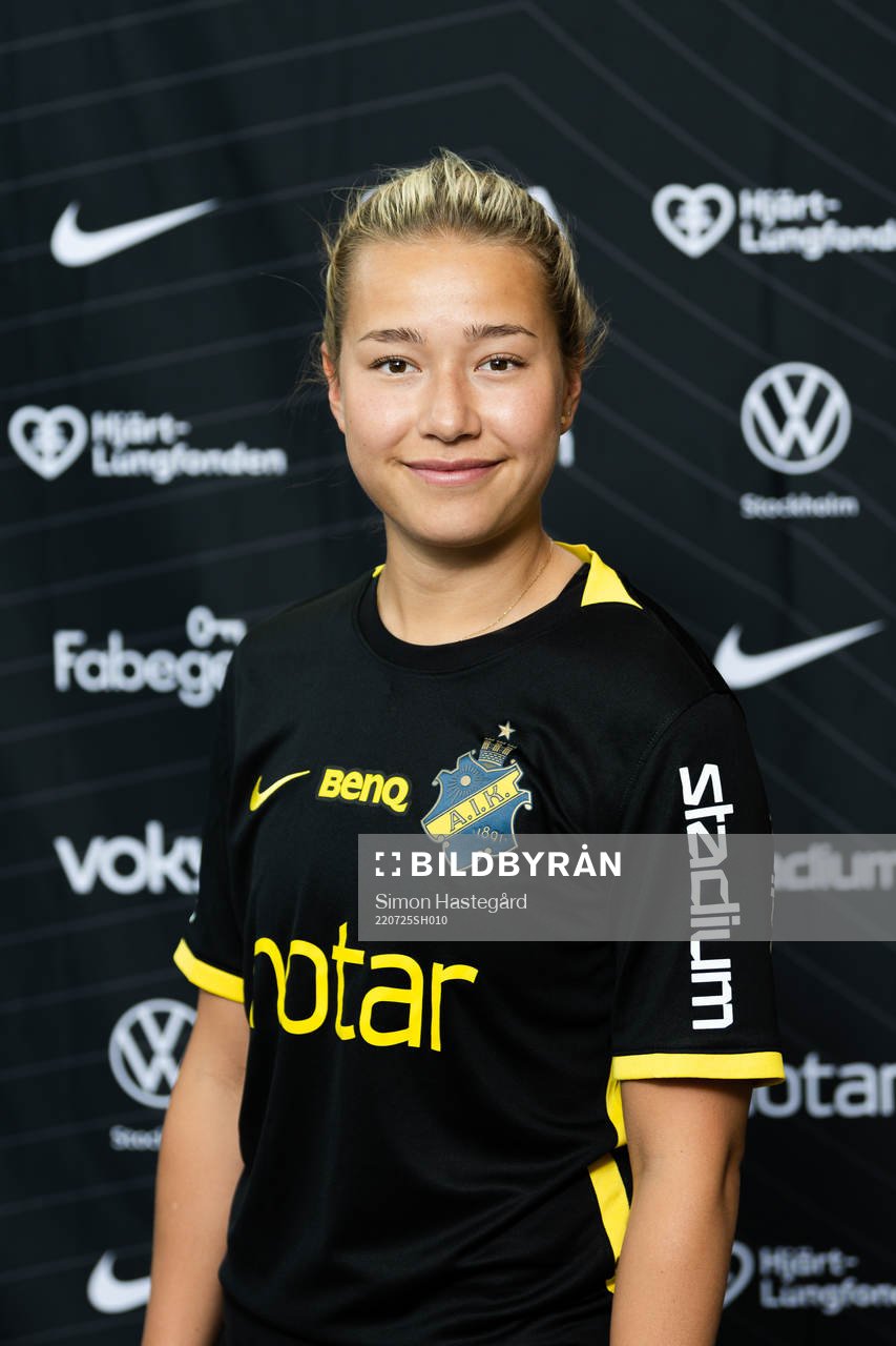 s nyförvärv Emma Engström poserer för porträtt