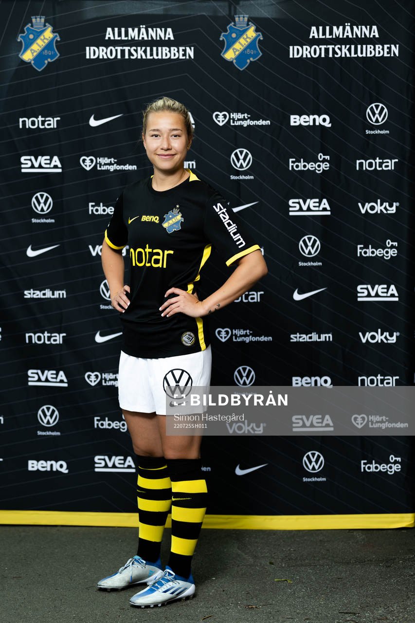 AIK:s nyförvärv Emma Engström poserer för porträtt under den 25 juli 2022 i Stockholm. 