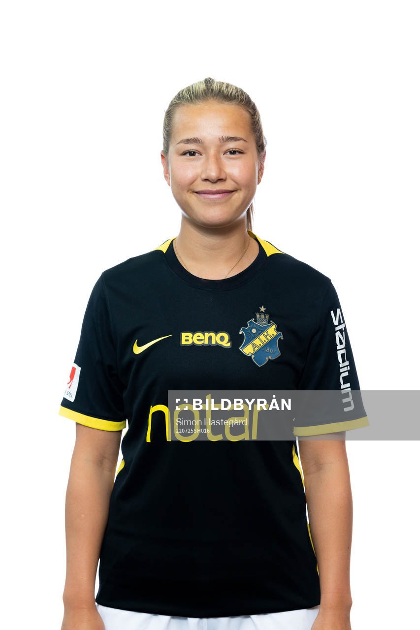 s nyförvärv Emma Engström poserer för porträtt