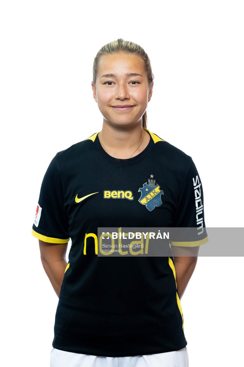 s nyförvärv Emma Engström poserer för porträtt