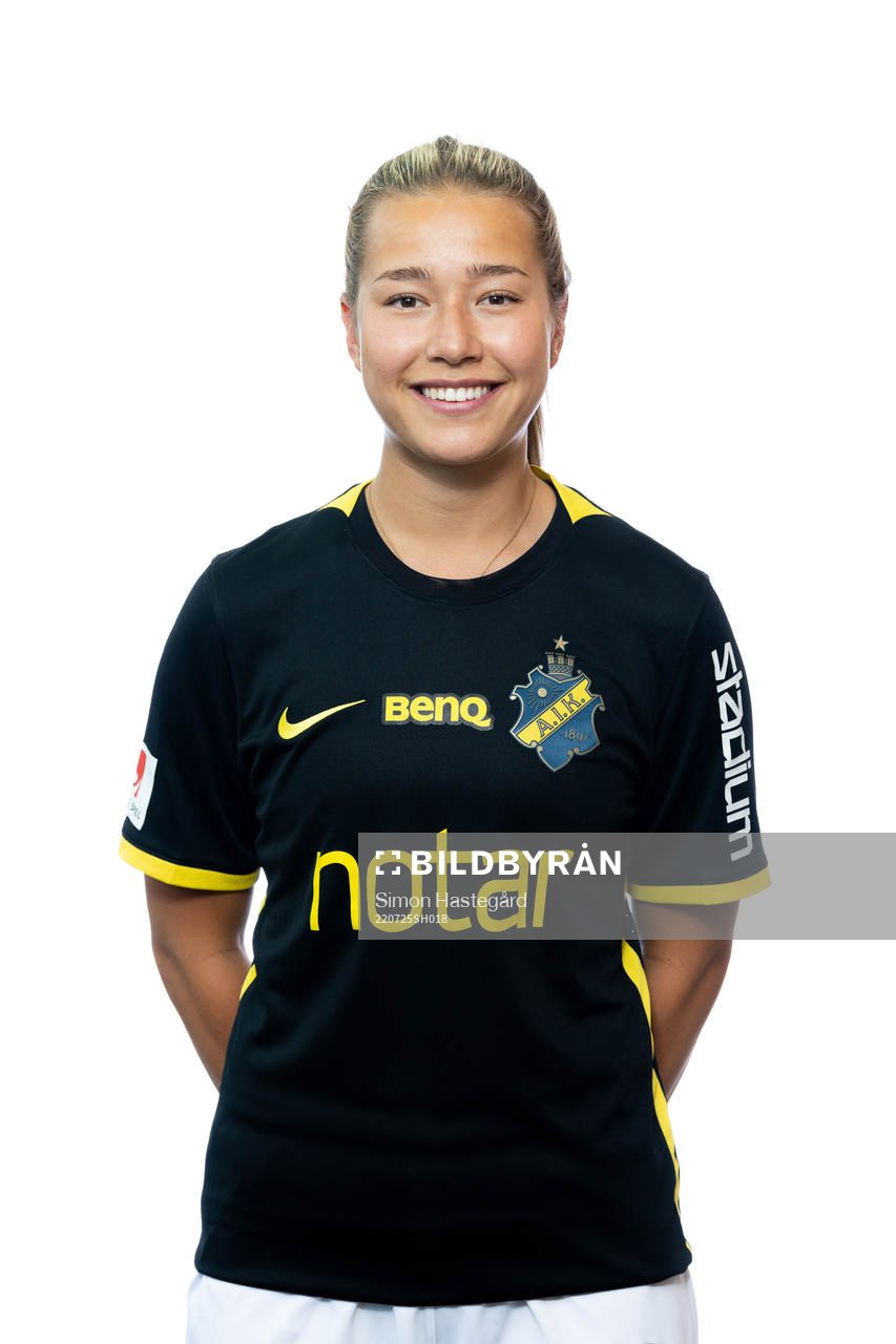 s nyförvärv Emma Engström poserer för porträtt
