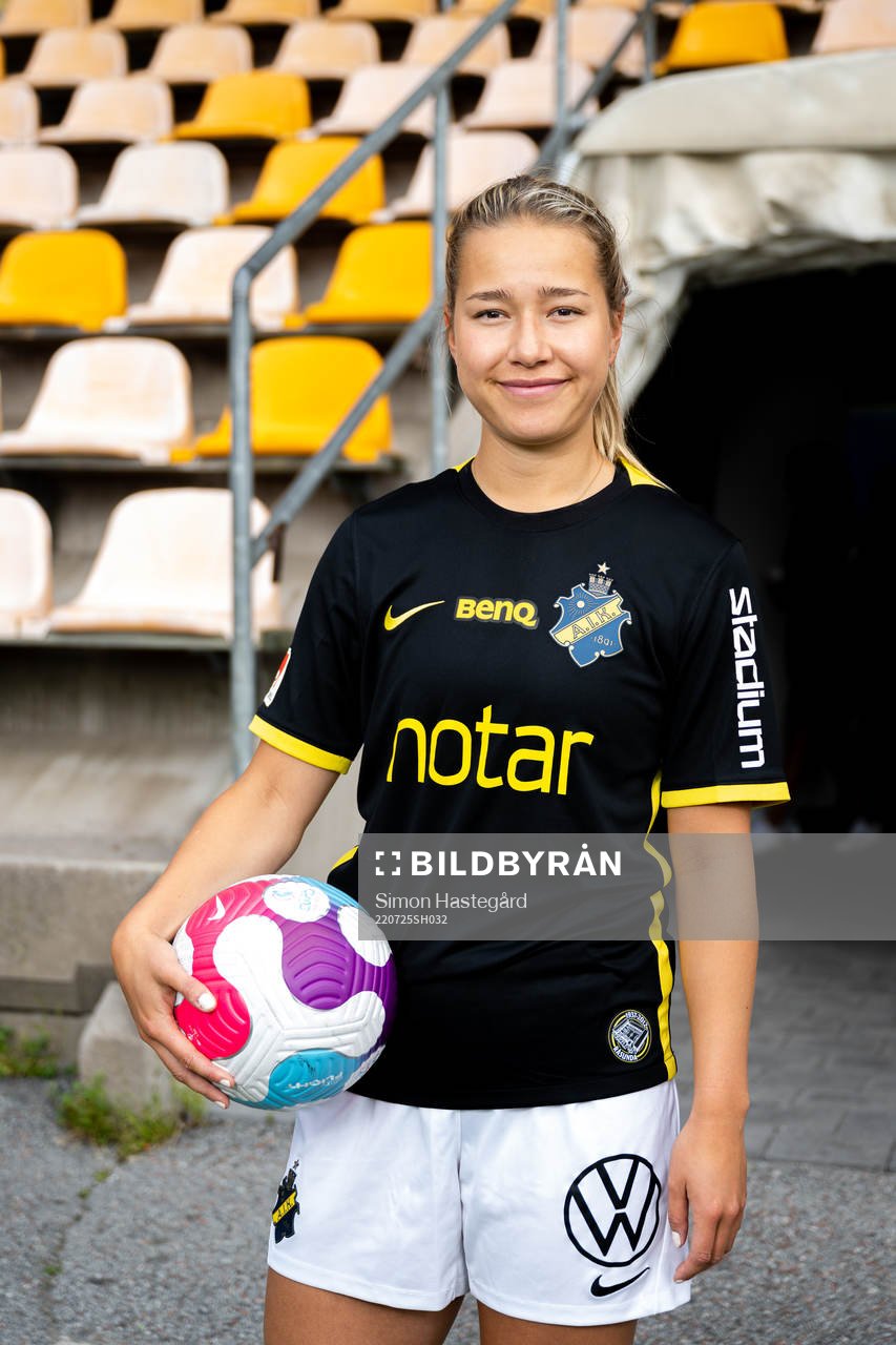 s nyförvärv Emma Engström poserer för porträtt