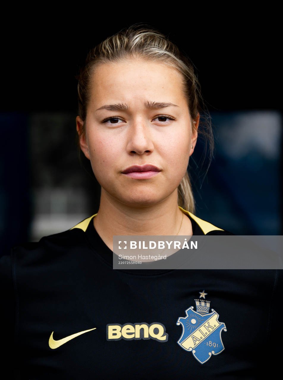 s nyförvärv Emma Engström poserer för porträtt