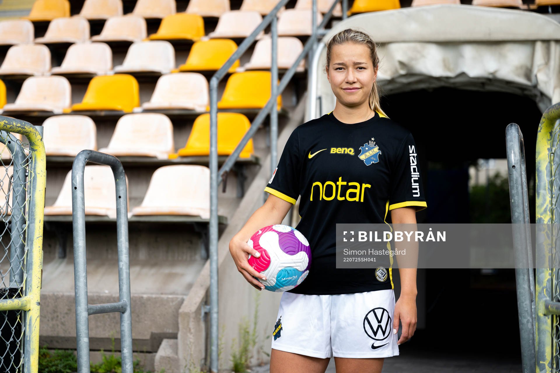 AIK:s nyförvärv Emma Engström poserer för porträtt under den 25 juli 2022 i Stockholm. 