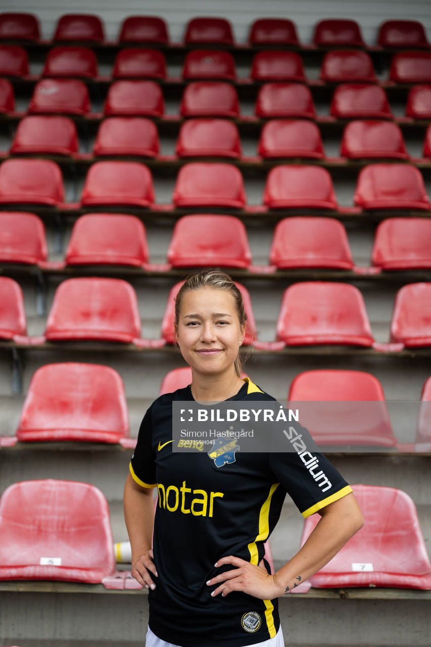s nyförvärv Emma Engström poserer för porträtt