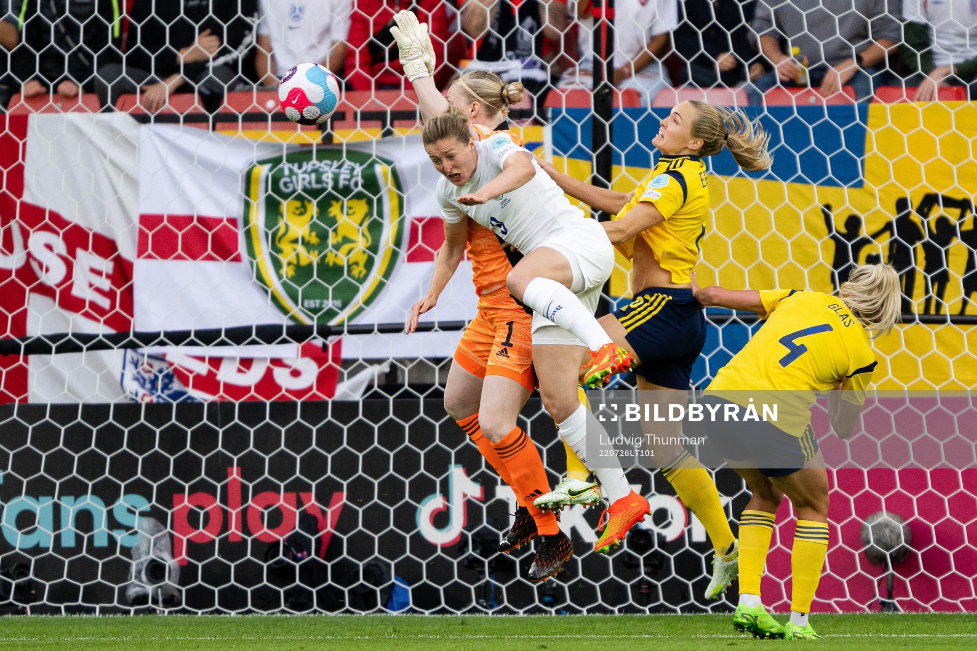 Goalkeeper Hedvig Lindahl of Sweden against Ellen White of