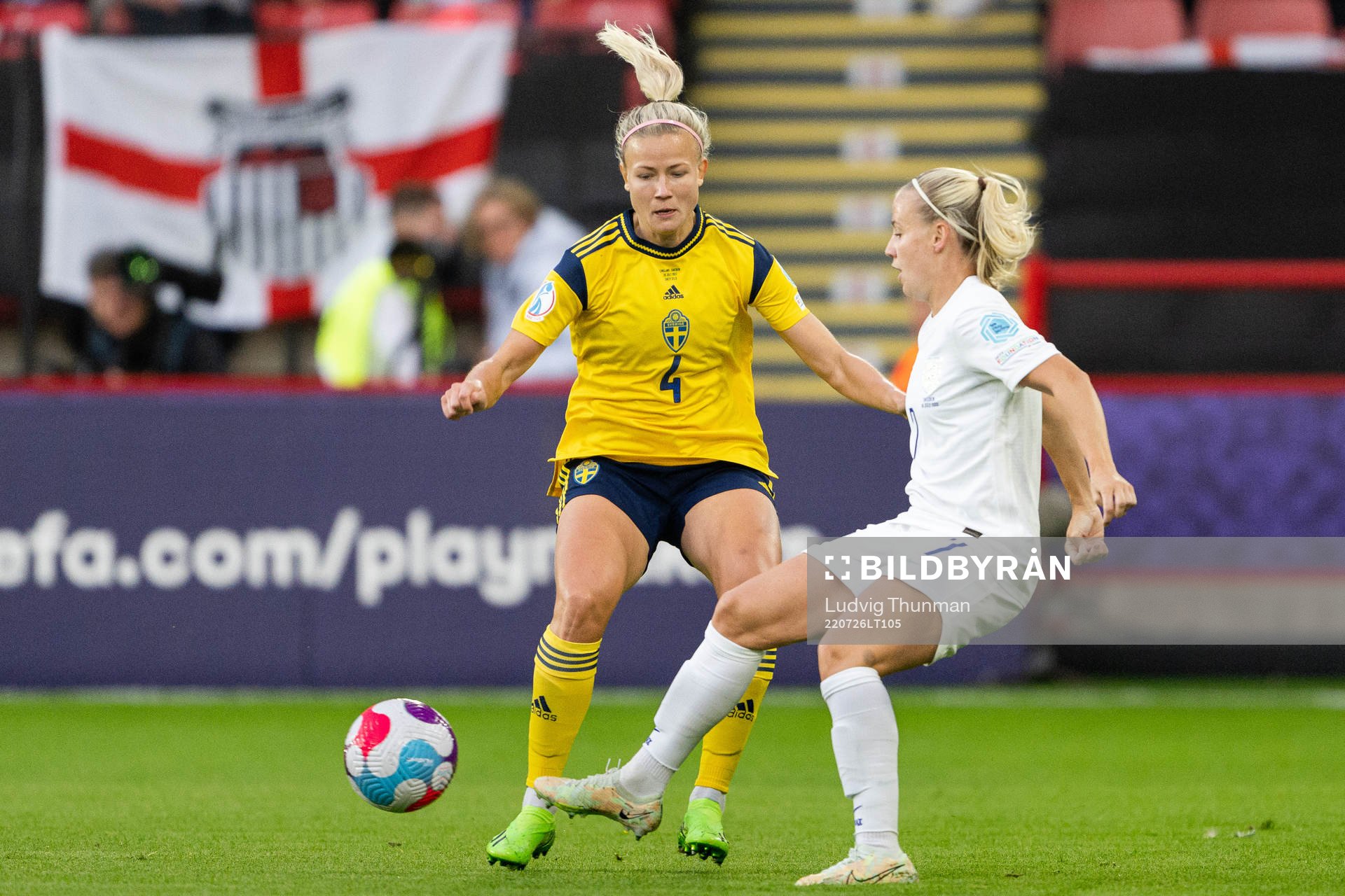 Hanna Glas of Sweden and Beth Mead of England