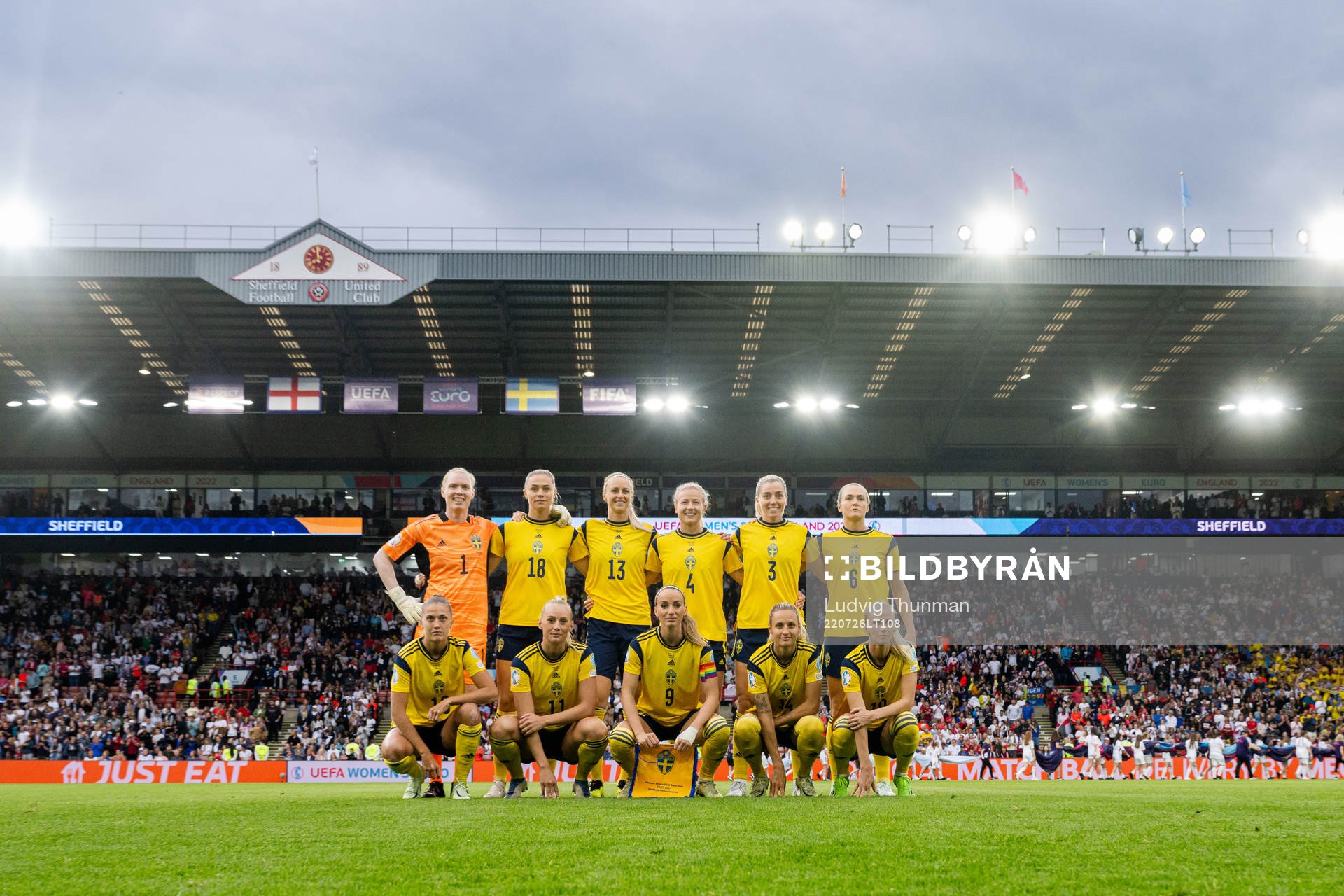 The starting eleven of Sweden pose for a team photo the UEFA Women's Euro 2022 semifinal match between England and Sweden on July 26, 2022 in Sheffield. Top left: goalkeeper Hedvig Lindahl , Fridolina Rolfö , Amanda Ilestedt , Hanna Glas , Linda Sembrant and Magdalena Eriksson. Bottom left: Filippa Angeldahl , Stina Blackstenius , Kosovare Asllani , Nathalie Björn and Sofia Jakobsson.