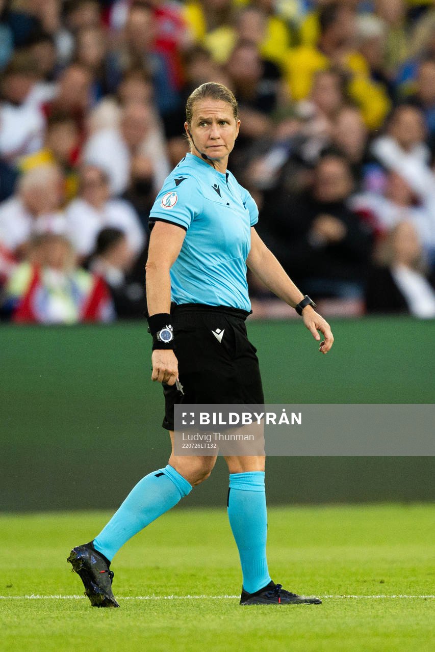 Referee Esther Staubli