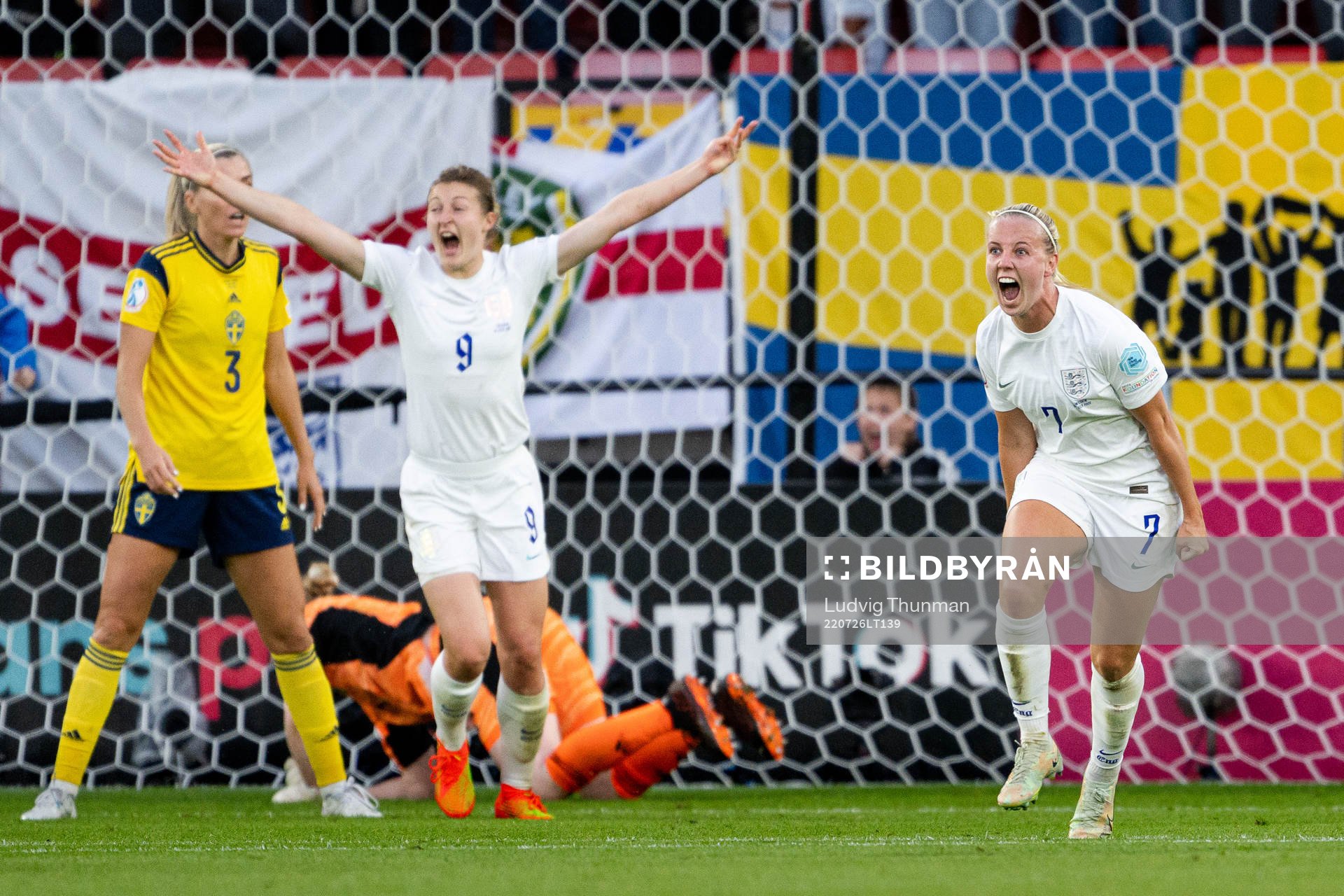 Beth Mead of England celebrates the 1-0 goal