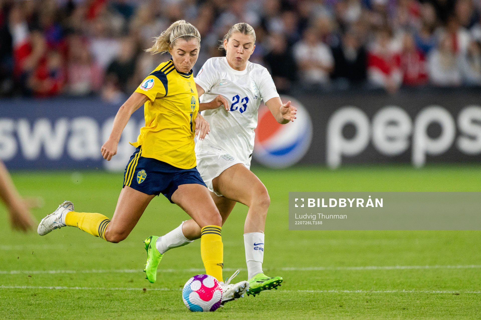 Linda Sembrant of Sweden and Alessia Russo of England during the UEFA Women's Euro 2022 semifinal match between England and Sweden on July 26, 2022 in Sheffield.