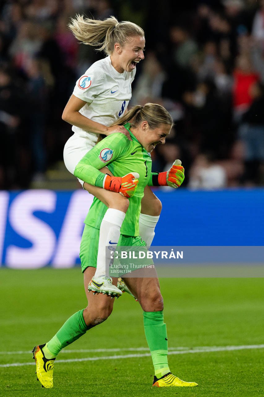 Leah Williamson and goalkeeper Mary Earps of England
