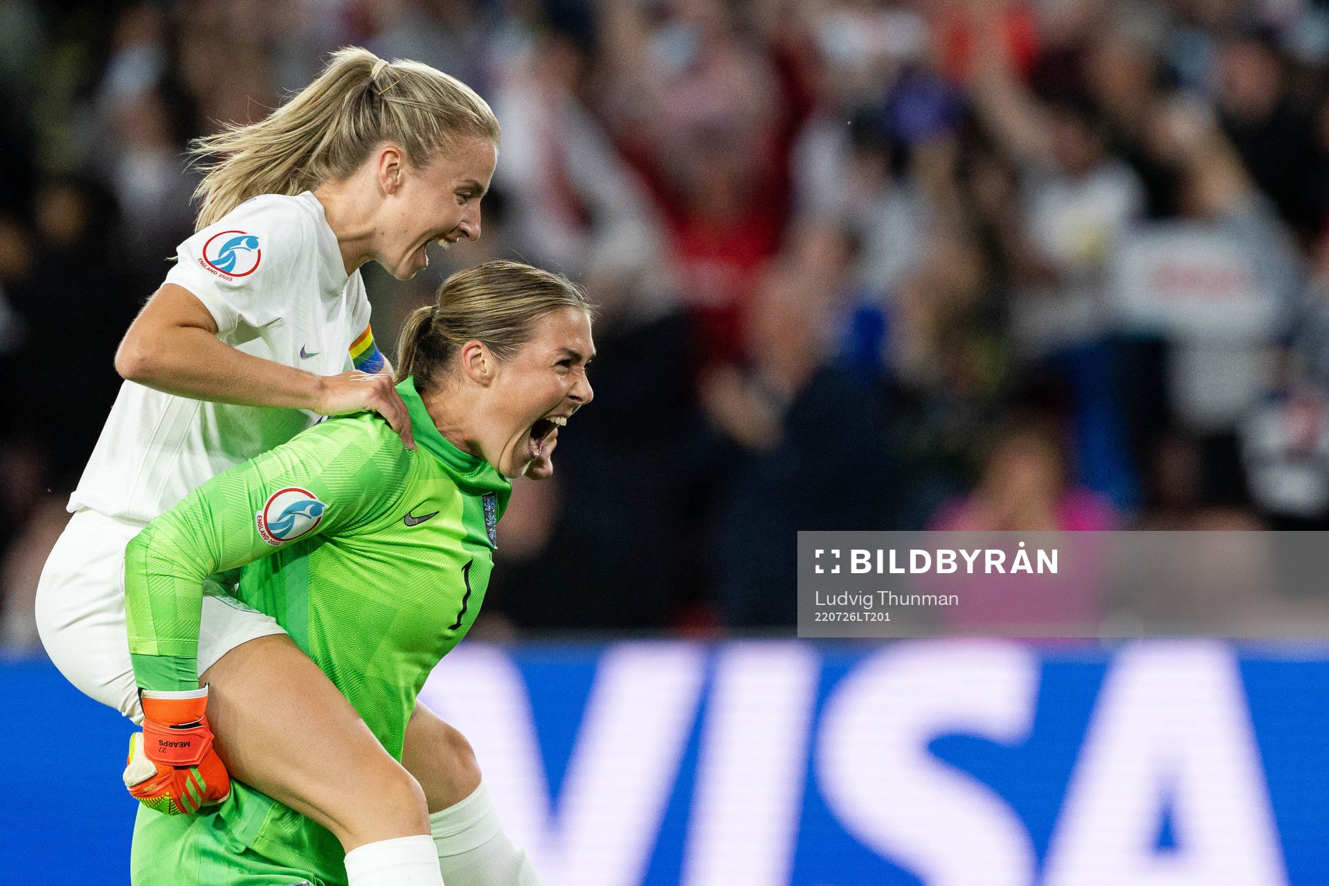 Leah Williamson and goalkeeper Mary Earps of England