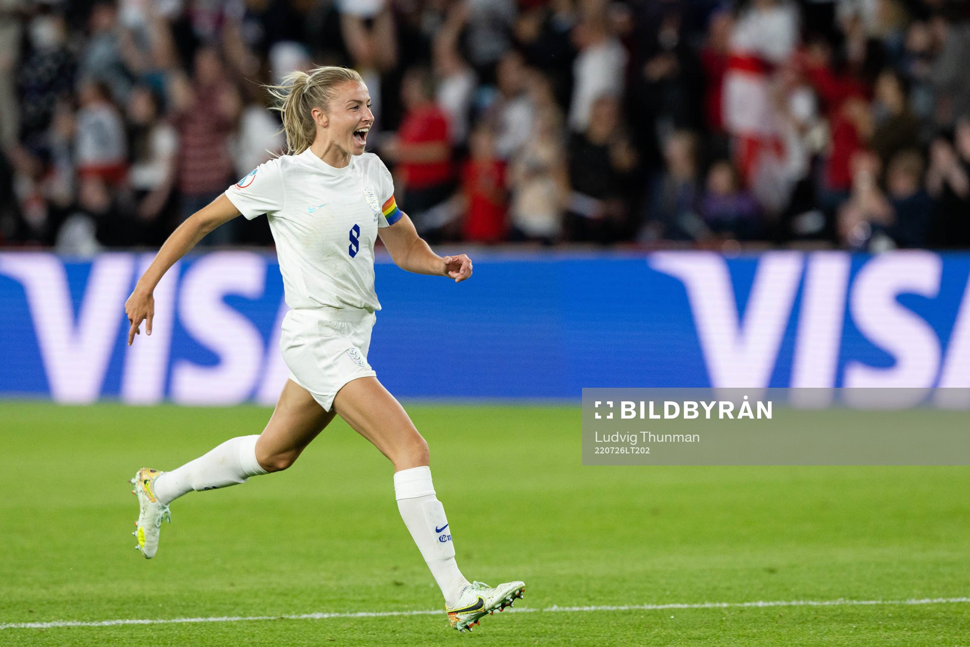 Leah Williamson of England celebrates the 3-0 goal