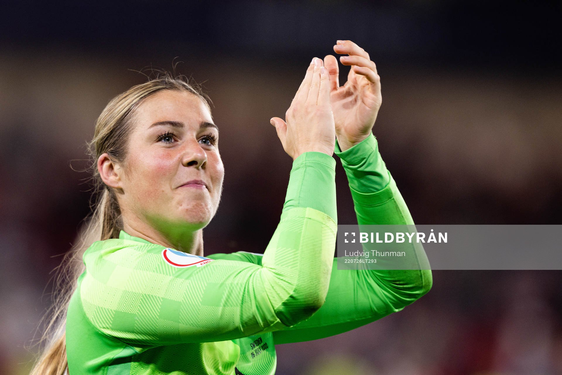 Goalkeeper Mary Earps of England celebrates