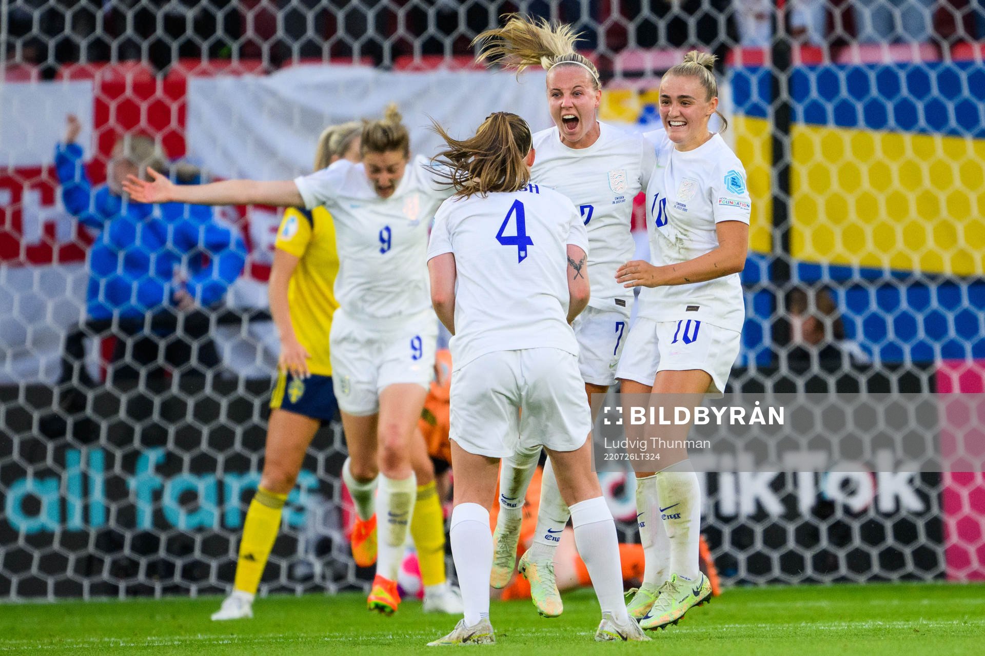 Beth Mead of England celebrates with Georgia, Keira Walsh