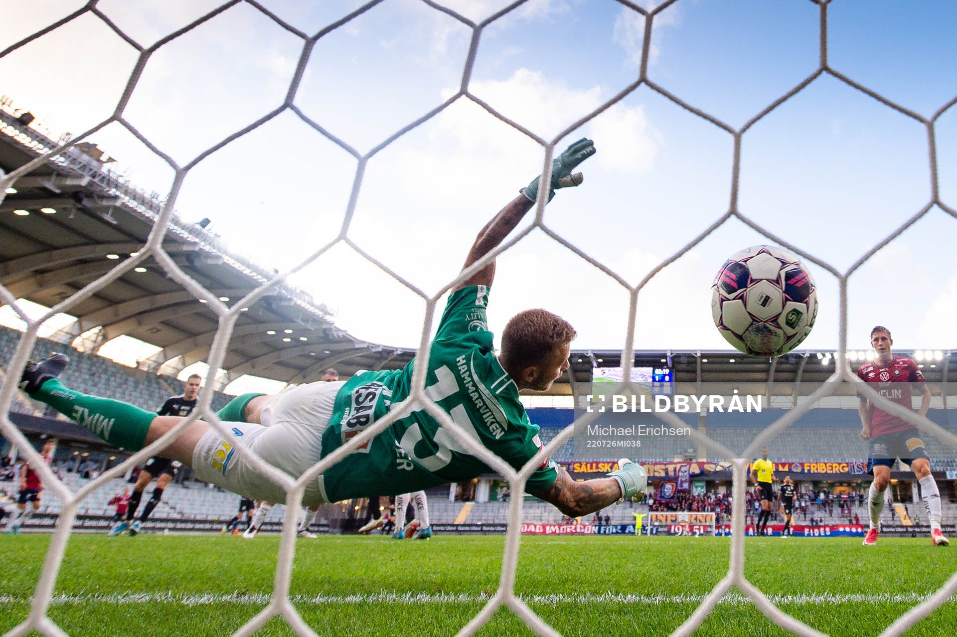 Västerås Viktor Granath nickar in 1-1 i mål bakom