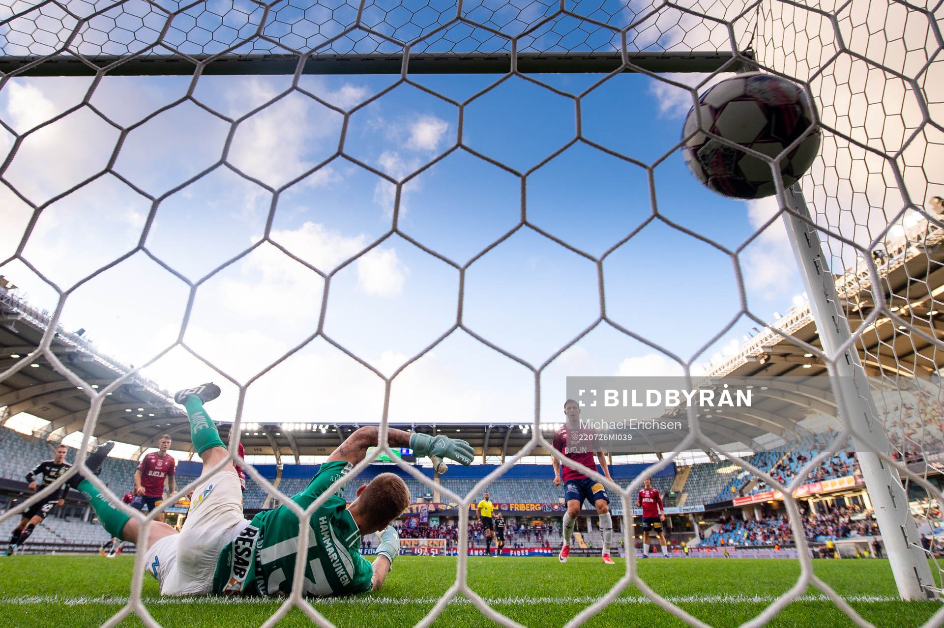 Västerås Viktor Granath nickar in 1-1 i mål bakom