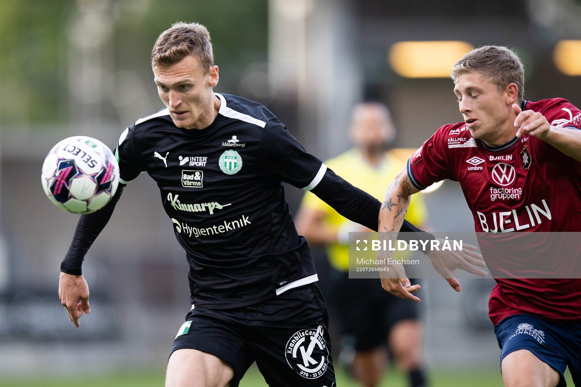 Västerås Viktor Granath och Örgrytes Anton Andreasson under fotbollsmatchen i Superettan mellan Örgryte och Västerås SK den 26 juli 2022 i Göteborg.