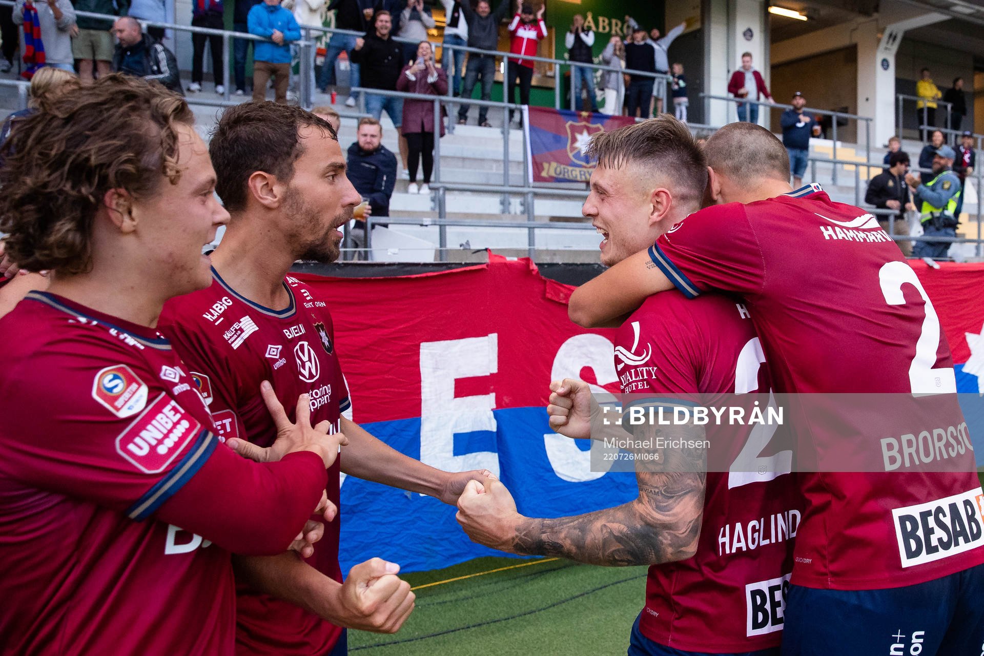 Örgrytes Marcus Haglind Sangré jublar med lagkamrater