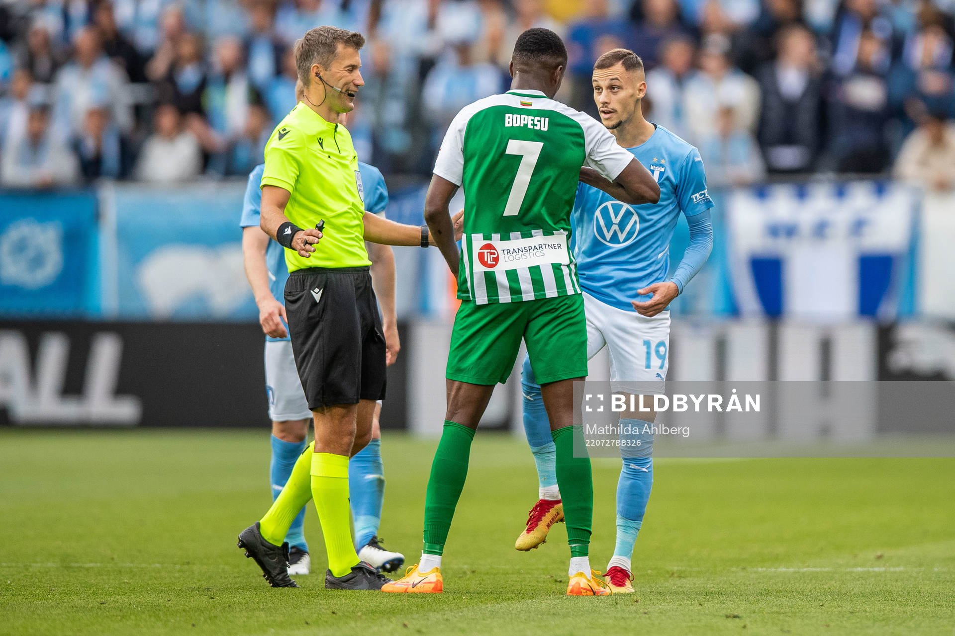 Referee Kristo Tohver, Joel Bopesu of Zalgiris Vilnius and