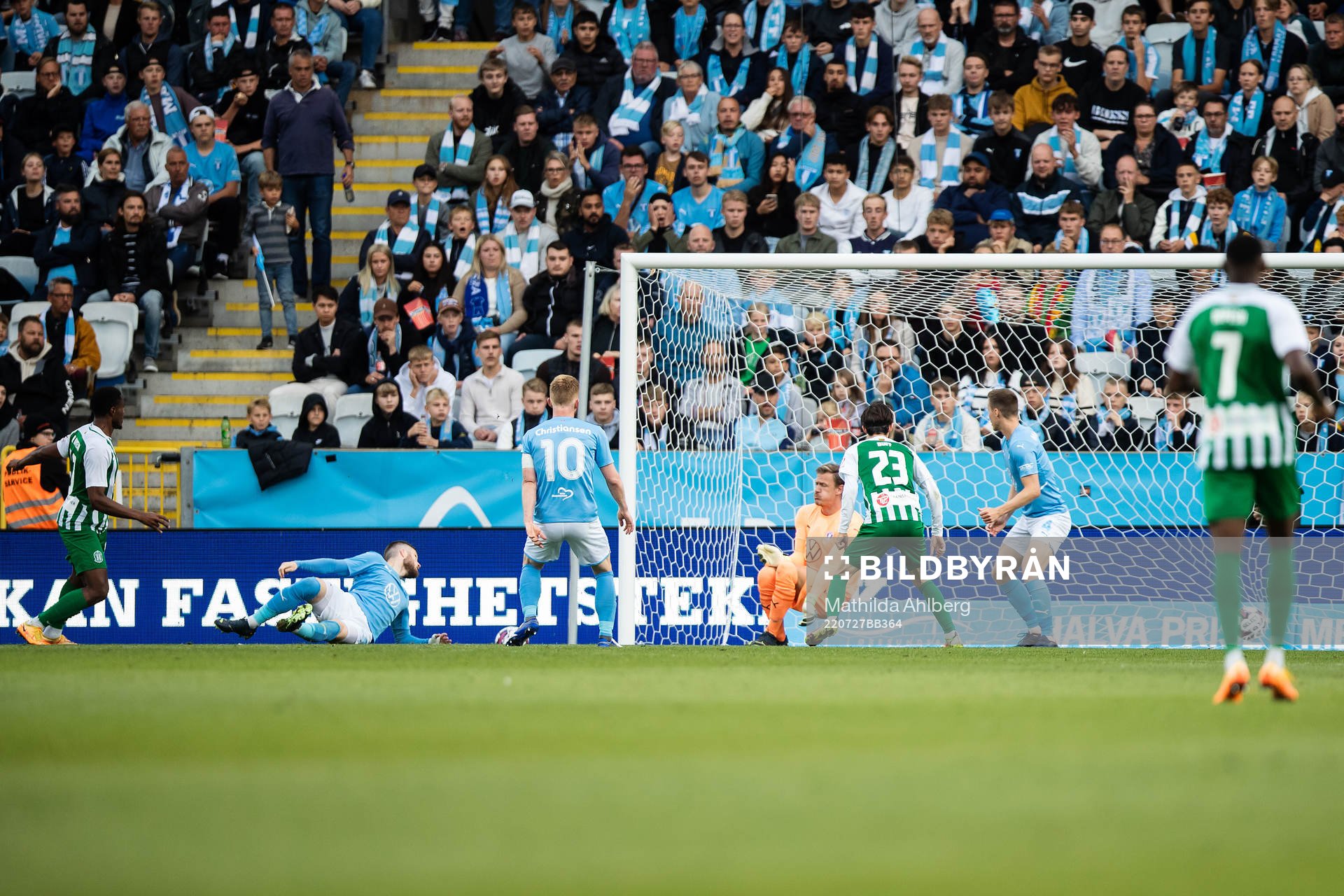 Renan Oliveira of Zalgiris Vilnius scores 0-2 behind Goalkeeper Johan Dahlin of Malmö FF during the UEFA Champions League qualifying match between Malmö FF and Zalgiris Vilnius on July 27, 2022 in Malmö. 