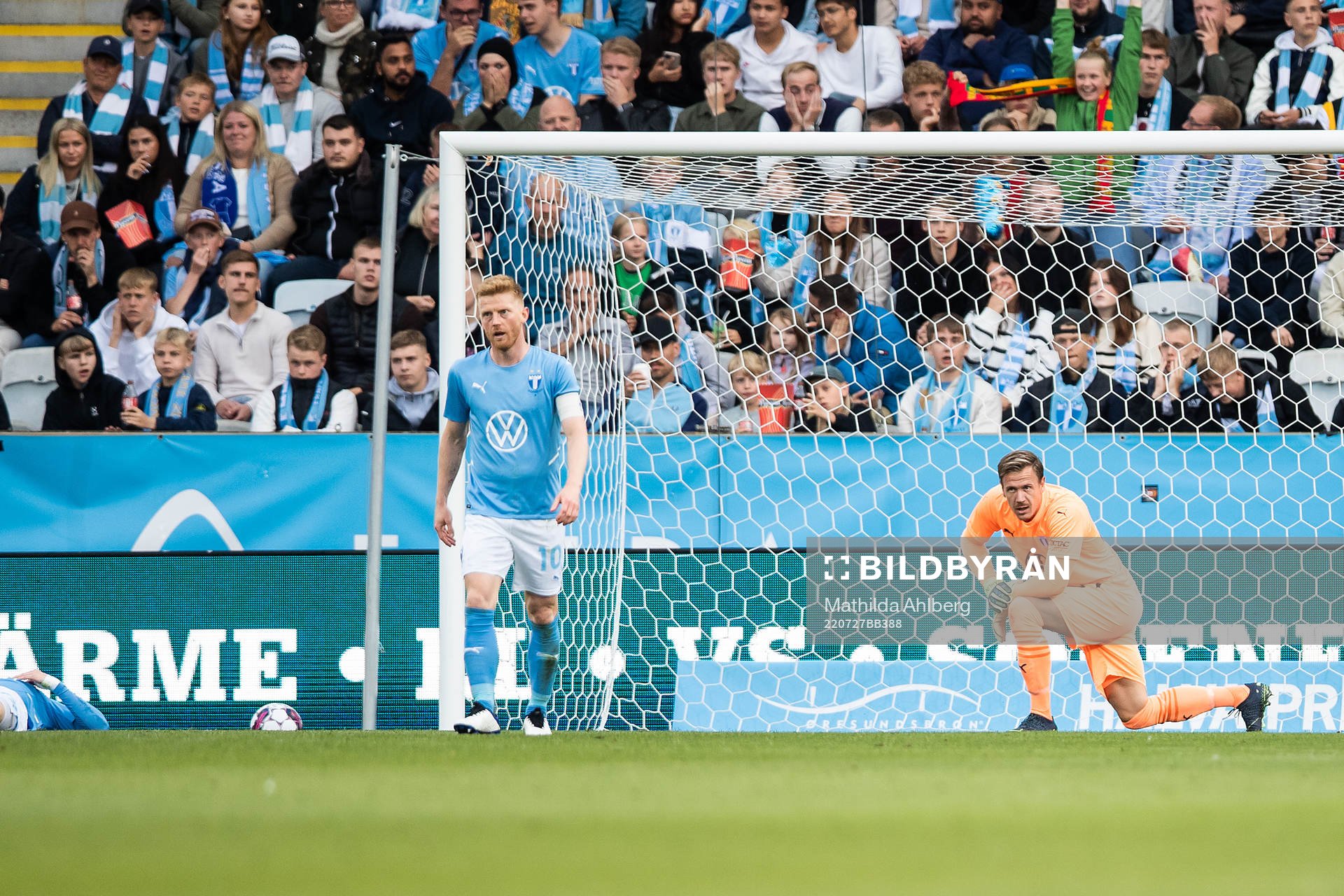 Anders Christiansen and Goalkeeper Johan Dahlin of Malmö