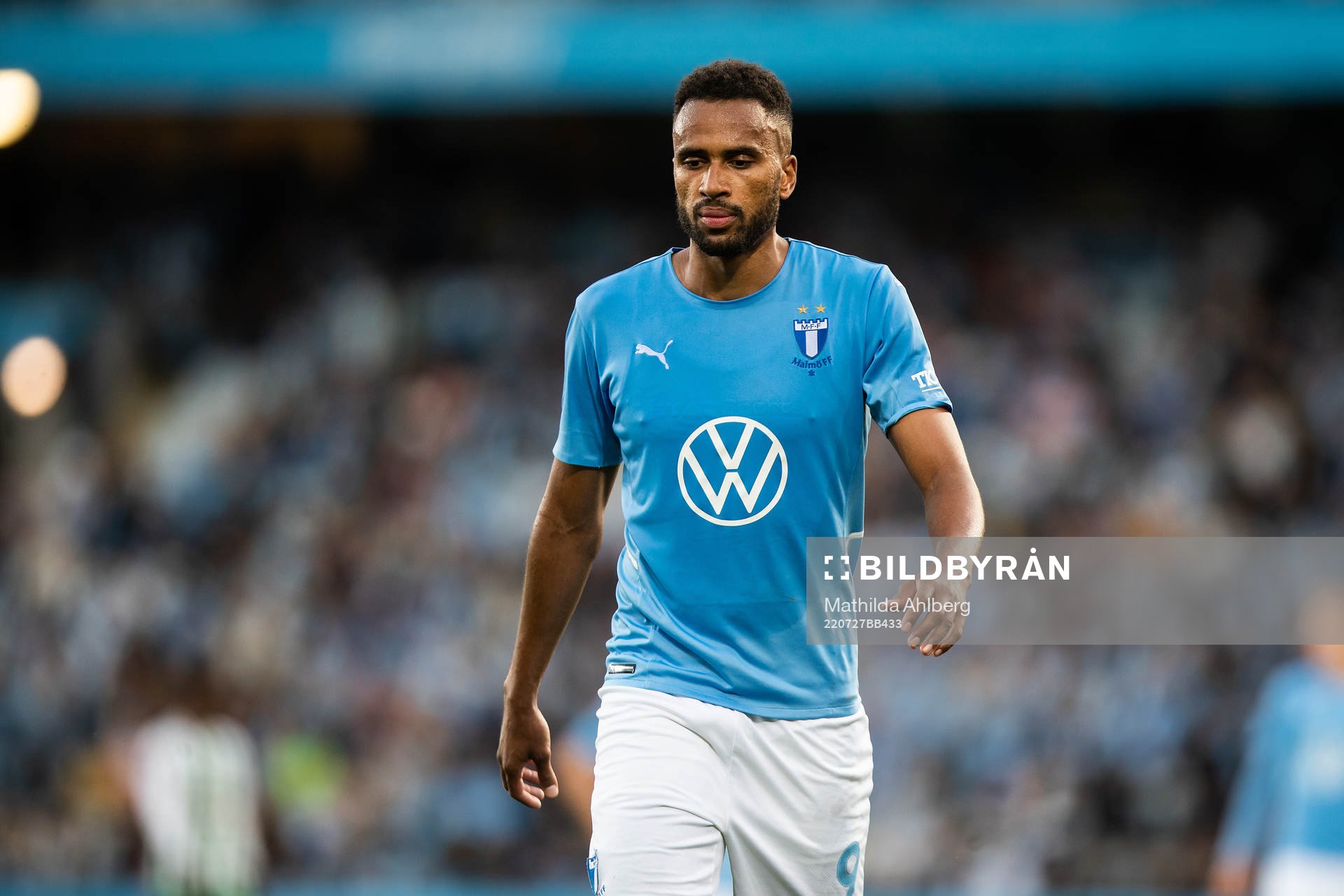 Isaac Kiese Thelin of Malmö FF looks dejected