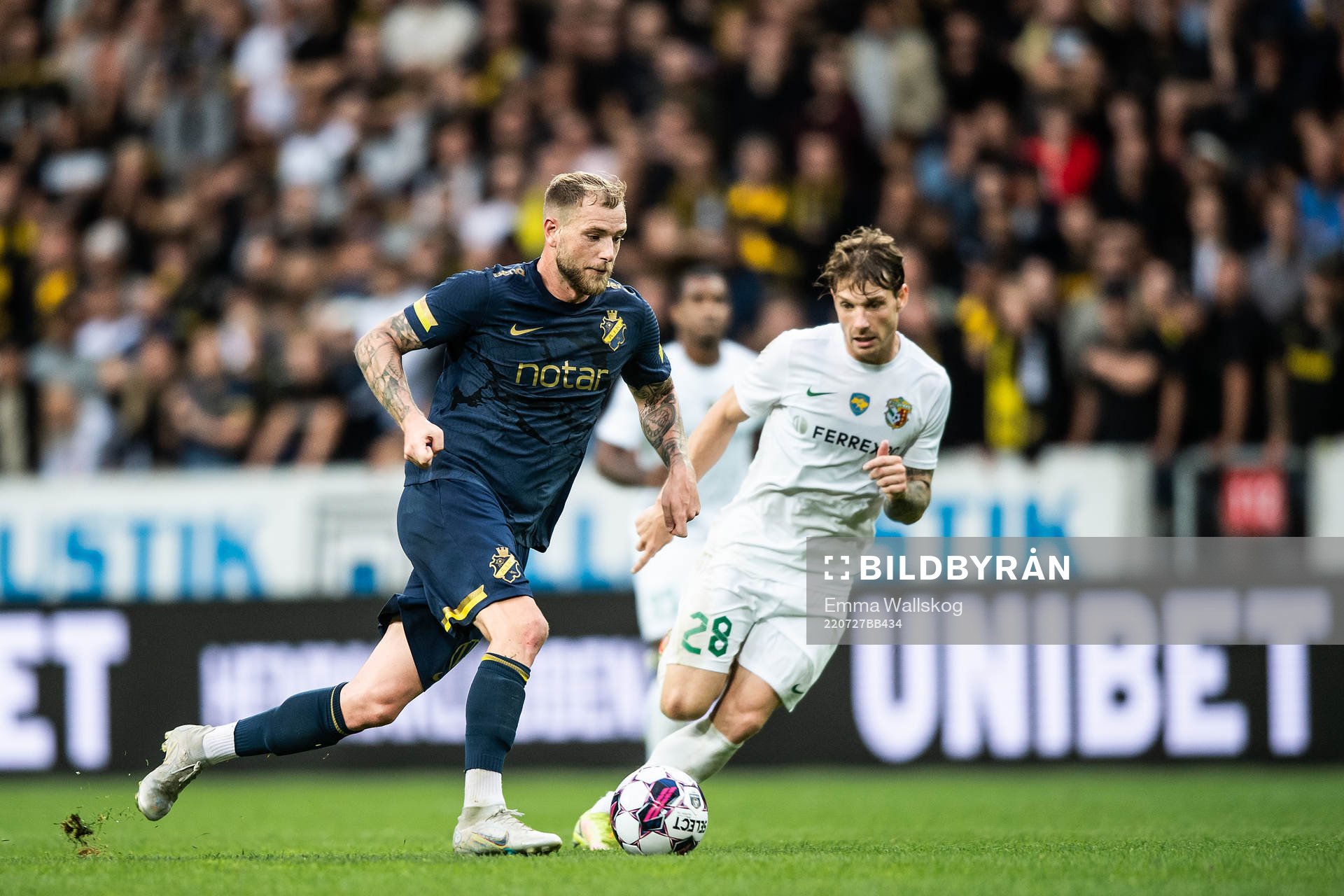 John Guidetti of AIK and David Puclin of Vorskla Poltava