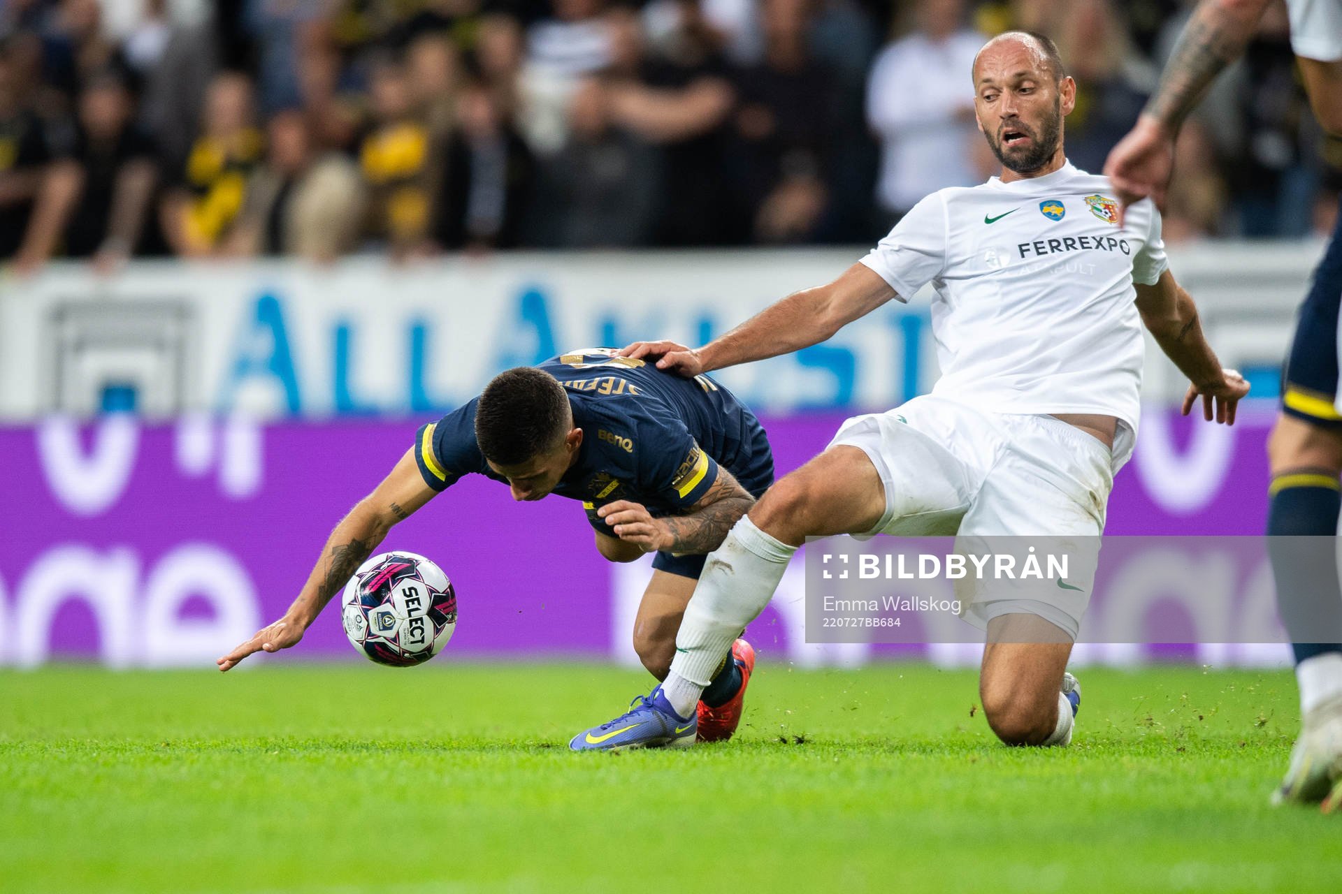 Nicolas Stefanelli of AIK and Sergiy Yavorskyy of Vorskla