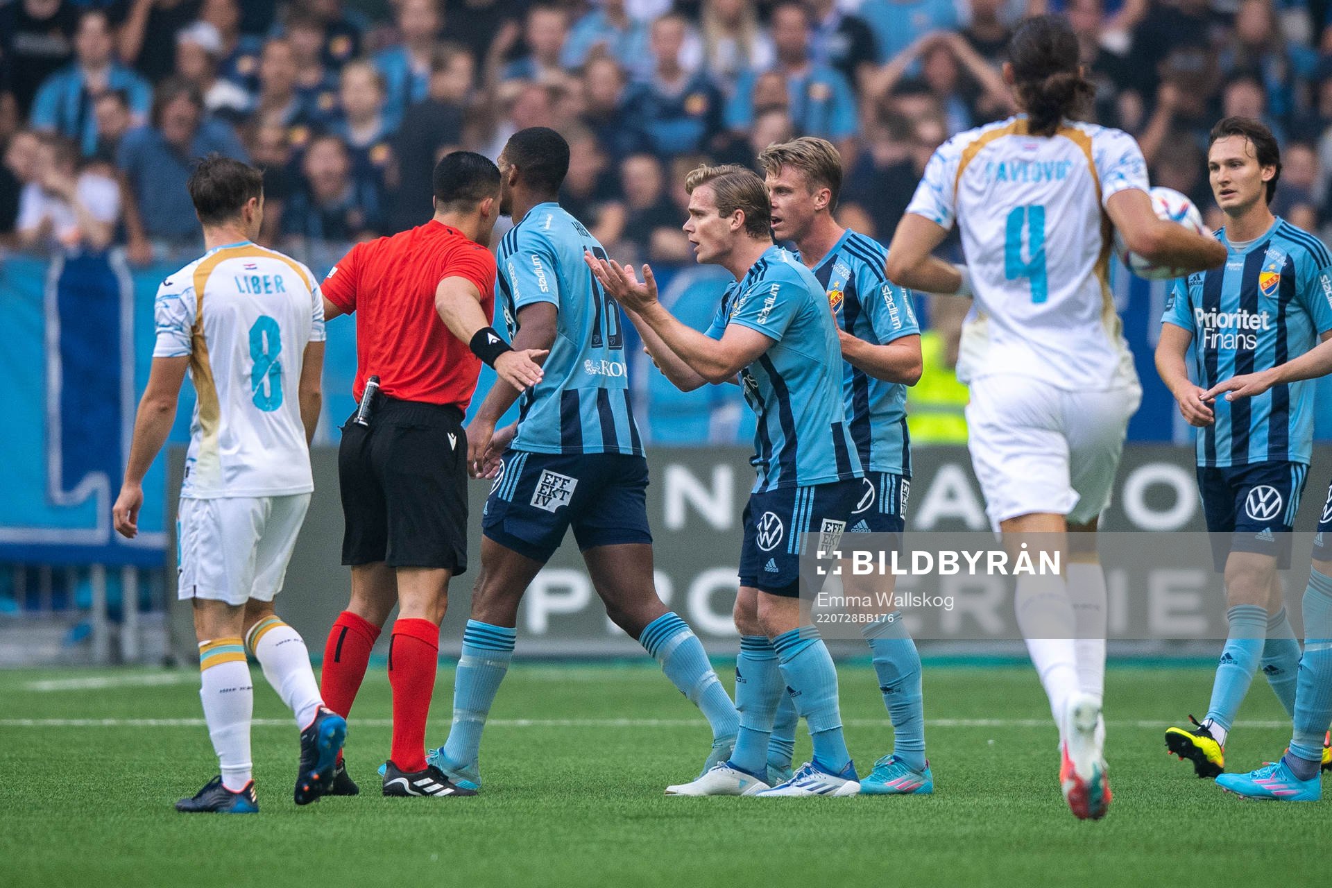Hampus Finndell of Djurgården and referee Snir Levy