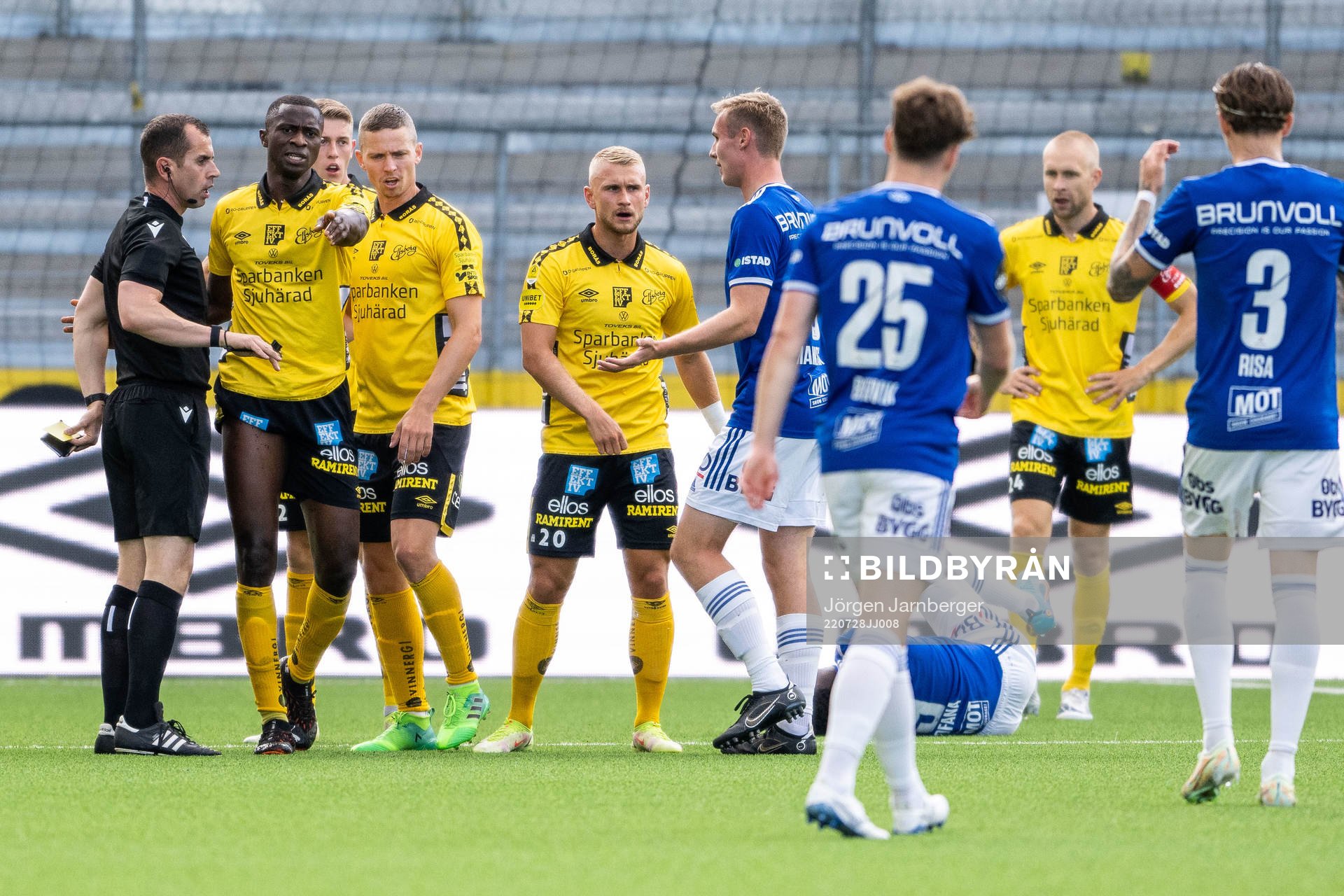 Maudo Lamine Jarjué of Elfsborg and referee Peter Bankes