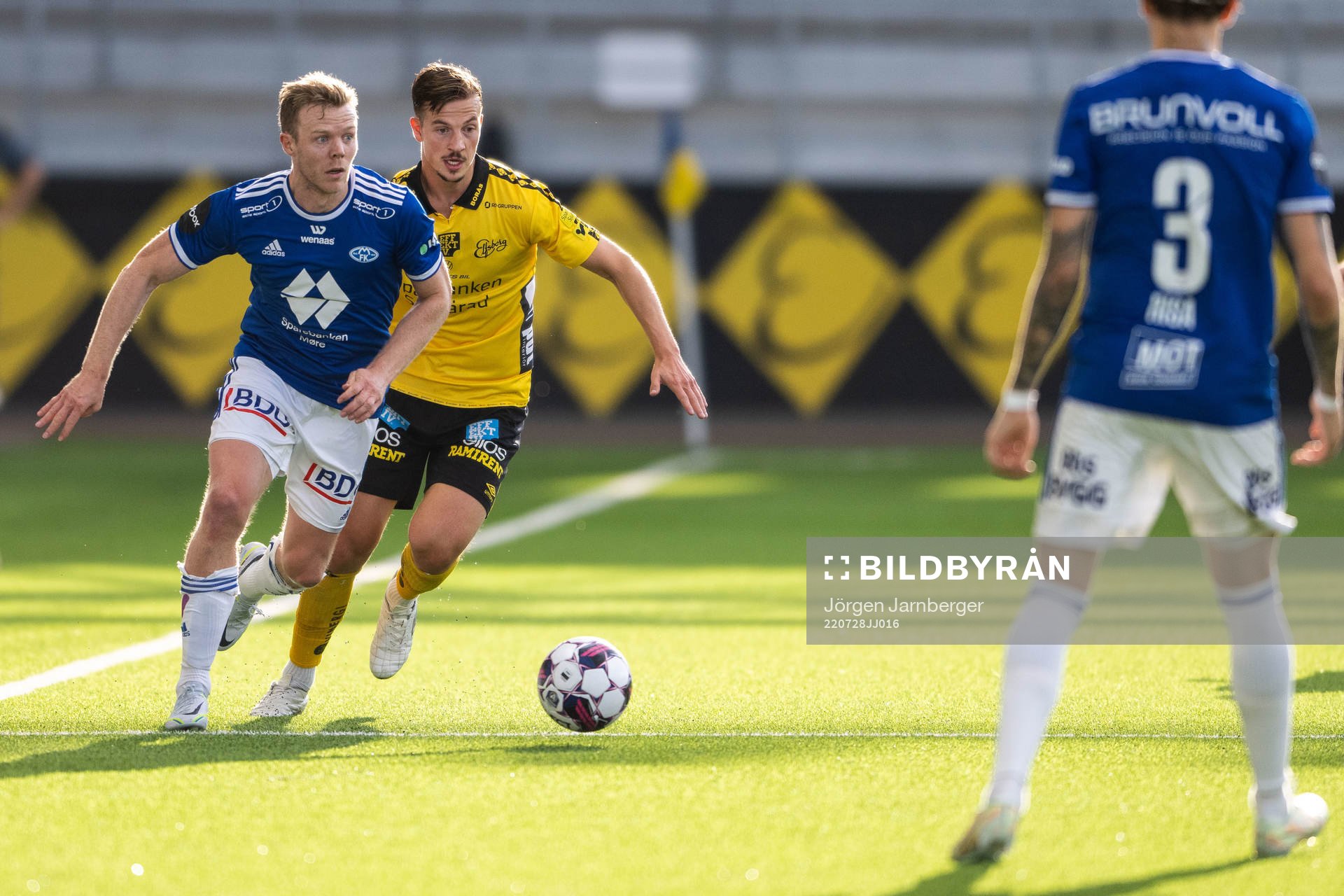 Erling Knudtzon of Molde and Simon Olsson of Elfsborg