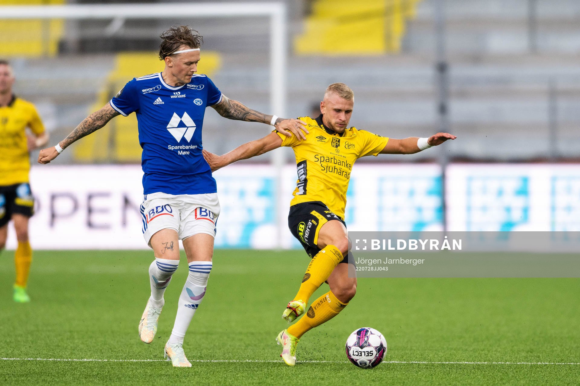 Birk Risa of Molde and Simon Strand of Elfsborg