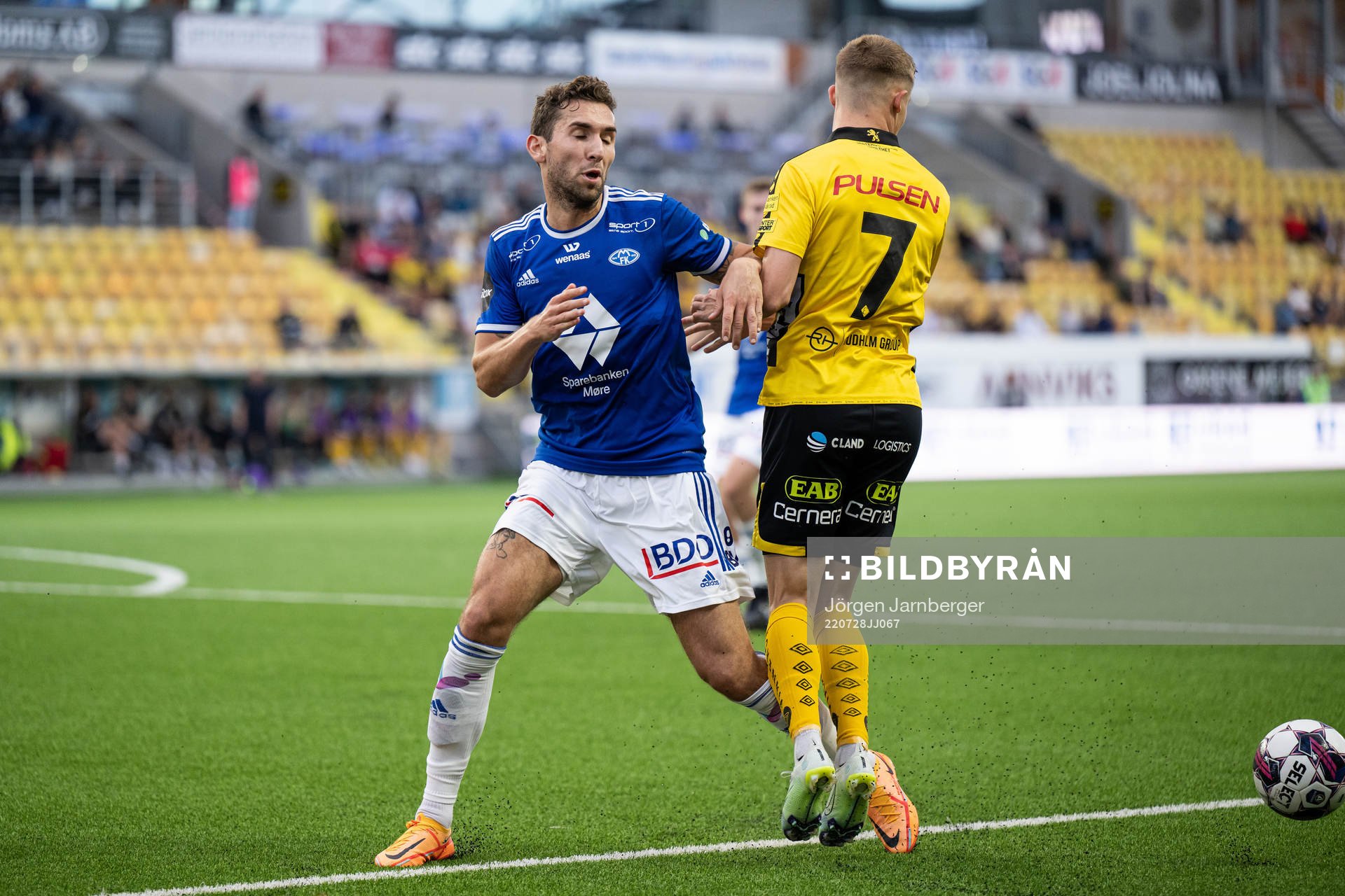 Benjamin Hansen of Molde and Jacob Ondrejka of Elfsborg