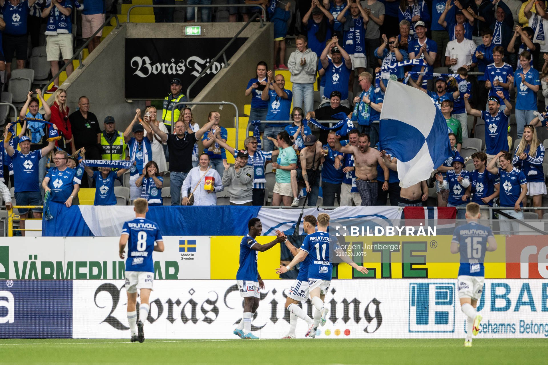 Dator Fofana celebrates with teammates