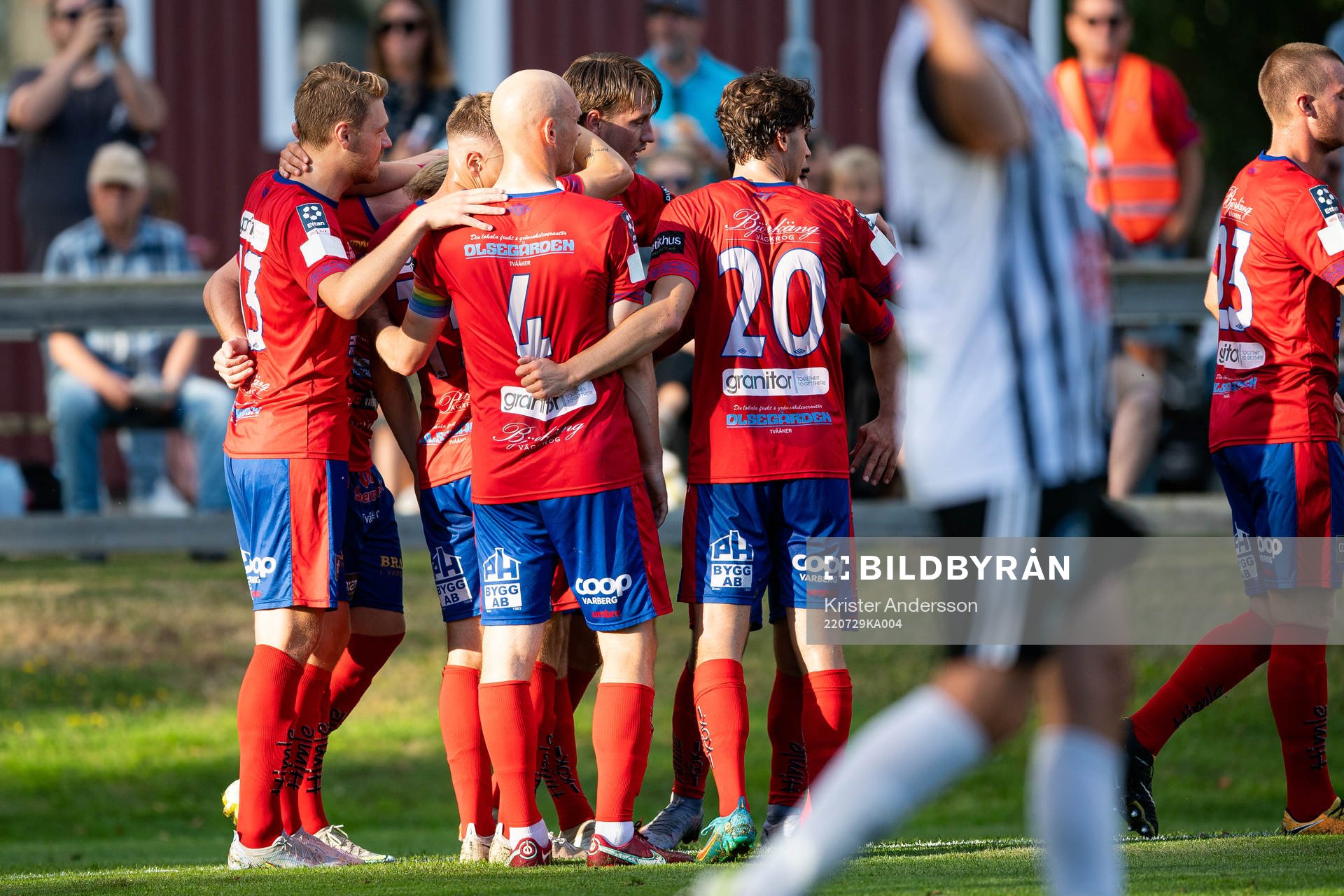 Tvååkers spelare jublar