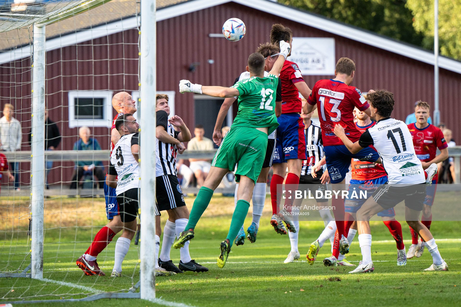 Tvååkers Hugo Svensson nickar in 1-0 under fotbollsmatchen i Ettan södra mellan Tvååker och Lindome den 29 juli 2022 i Tvååker. 