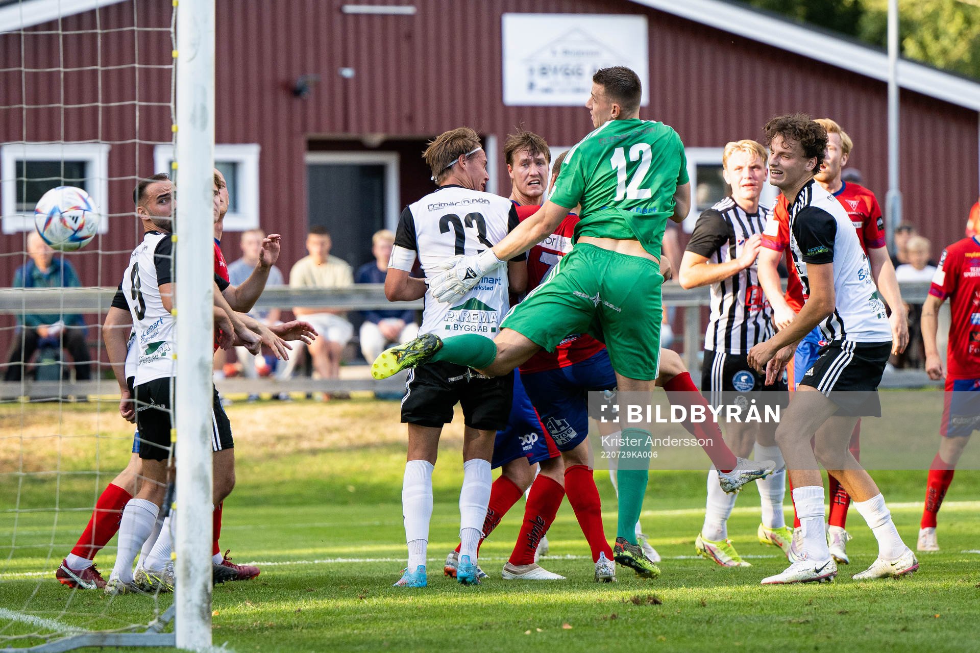 Tvååkers Hugo Svensson nickar in 1-0