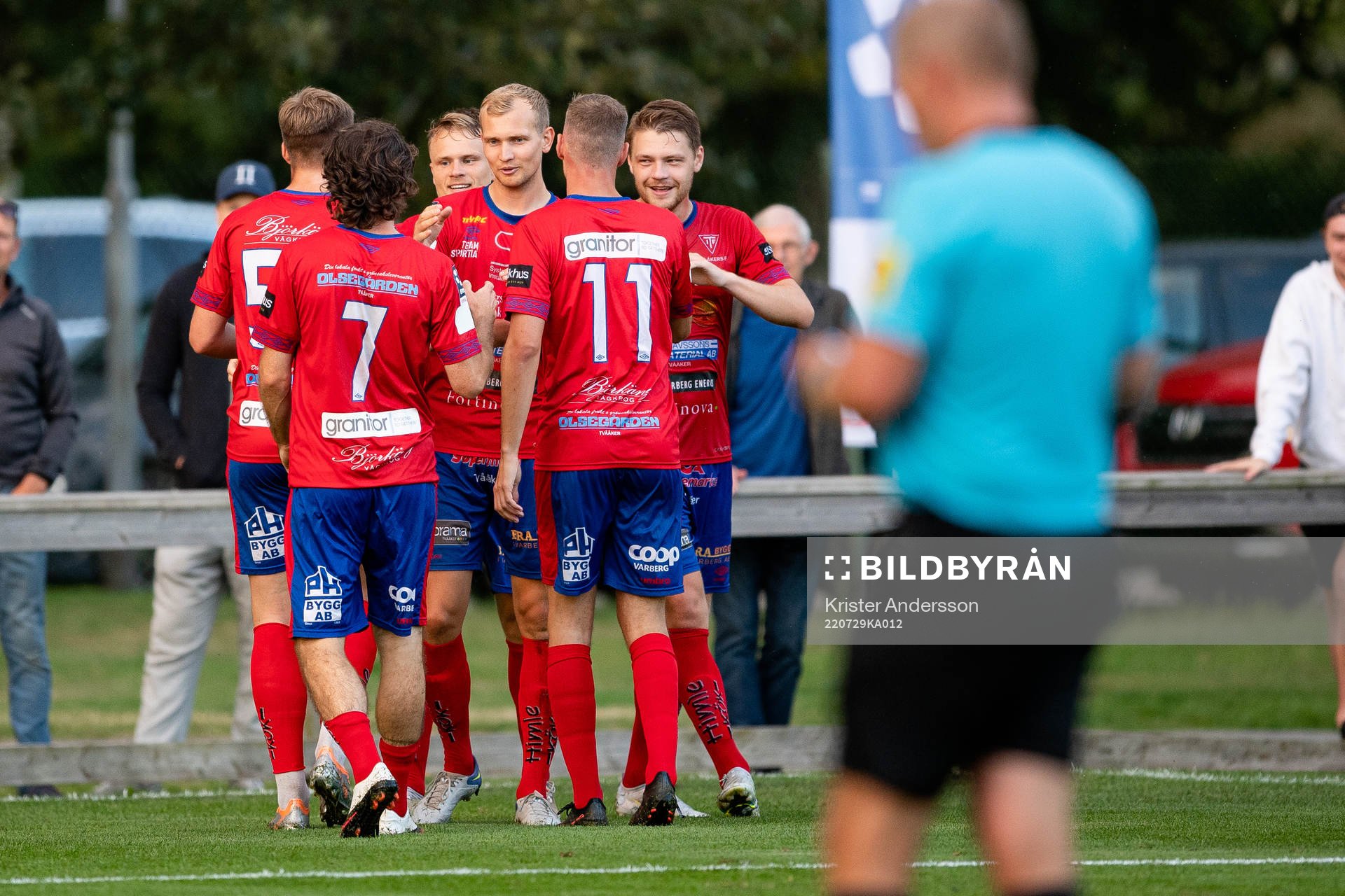 Tvååkers spelare jublar