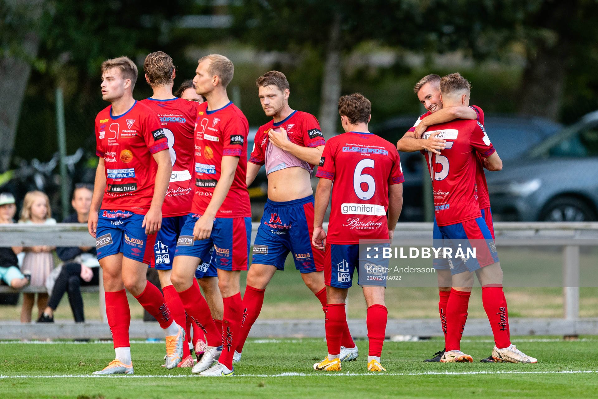 Tvååkers spelare jublar