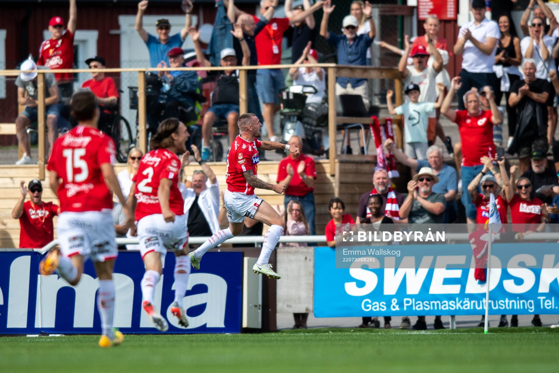 Degerfors Rasmus Örqvist jublar med lagkamrater