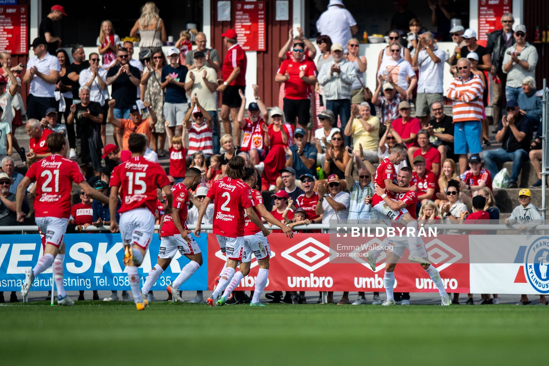 Degerfors Rasmus Örqvist jublar med lagkamrater efter 1-0 under fotbollsmatchen i Allsvenskan mellan Degerfors och Kalmar den 30 juli 2022 i Degerfors.