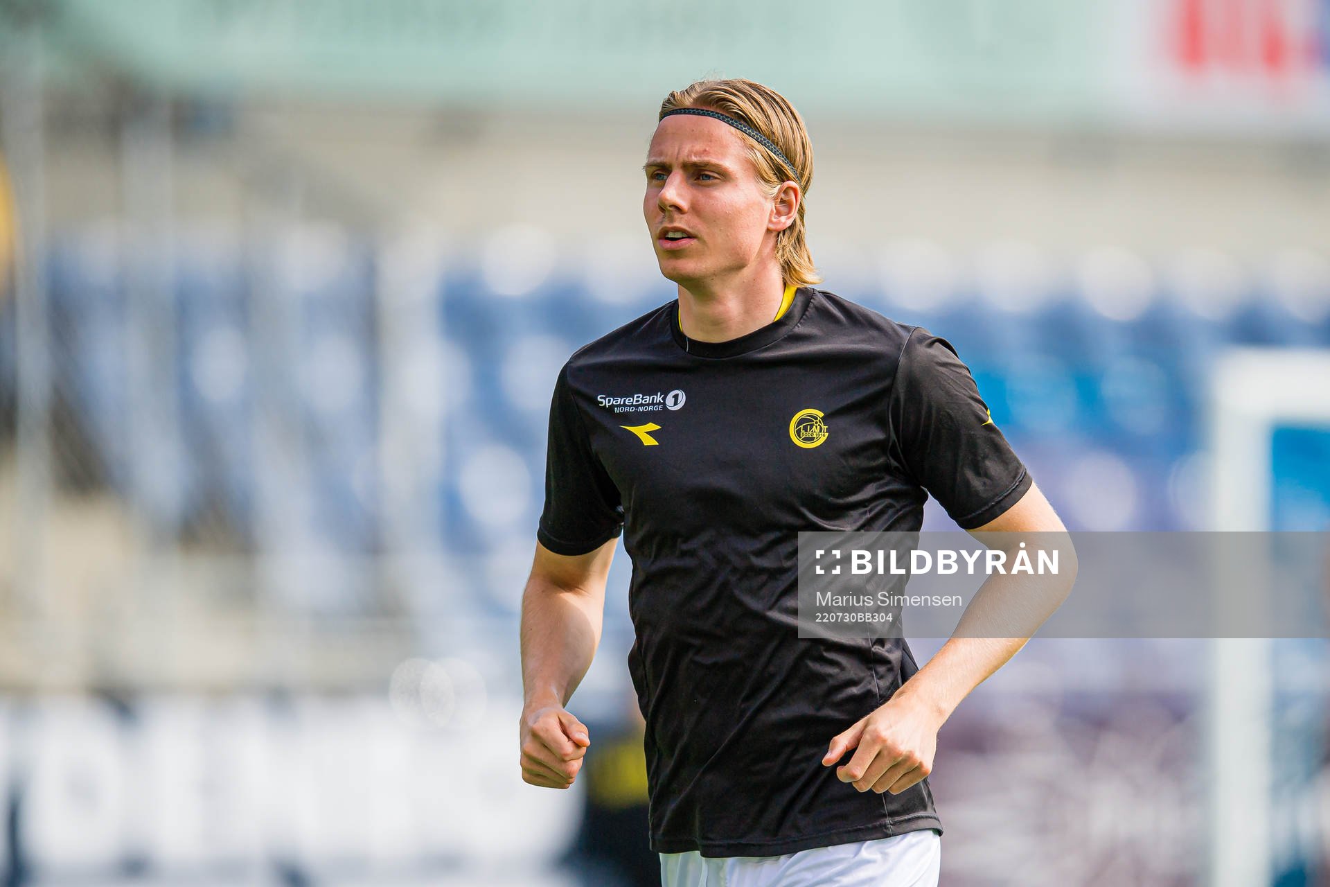 Isak Helstad Amundsen of Bodø/Glimt warms up