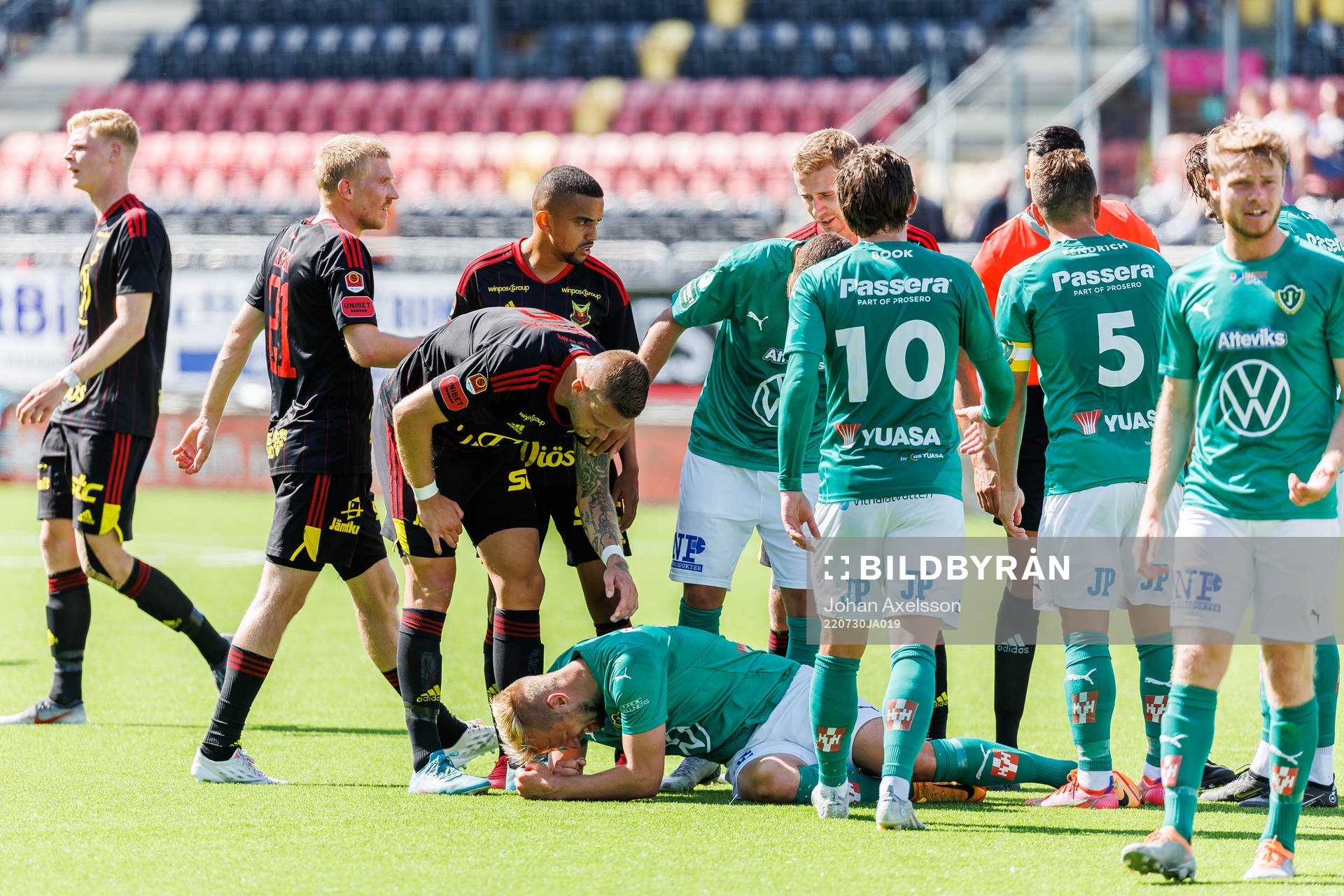 Jönköpings Sebastian Crona har ont efter en närkamp med Östersunds Malcolm Stolt (ej i bild) under fotbollsmatchen i Superettan mellan Östersund och Jönköpings Södra den 30 juli 2022 i Östersund.