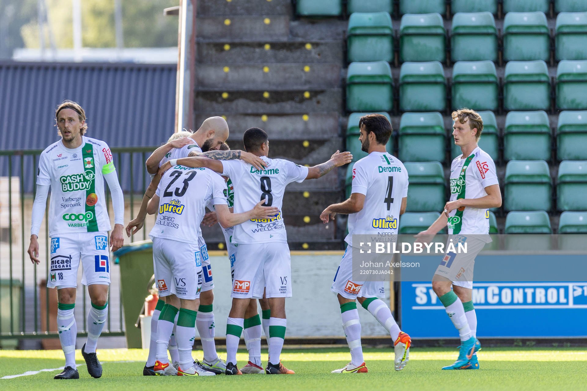 Varbergs Robin Simovic jublar med lagkamrater