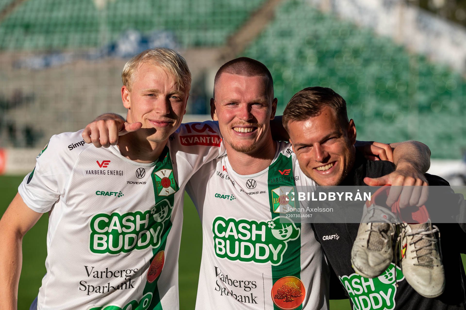 Varbergs David Bendrik, Noah Johansson och Albin Winbo jublar efter fotbollsmatchen i Allsvenskan mellan GIF Sundsvall och Varberg den 30 juli 2022 i Sundsvall.